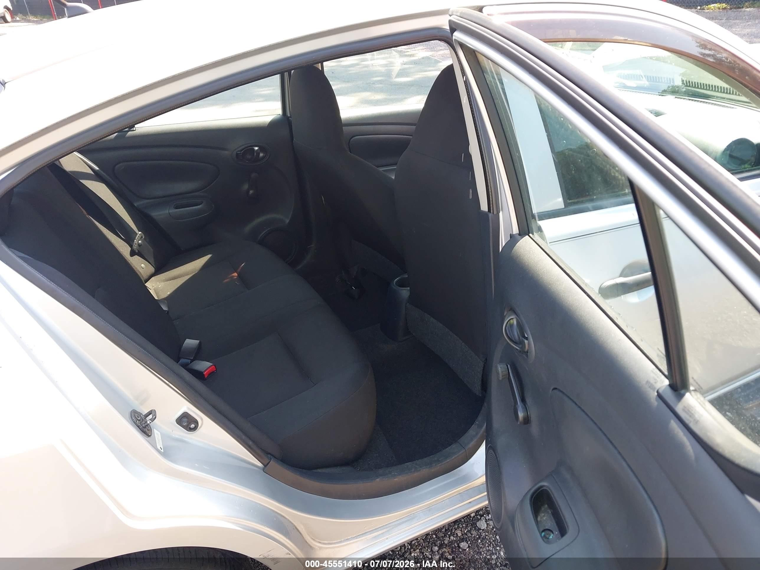 2015 Nissan Versa 1.6 S Silver vin: 3N1CN7AP7FL912030