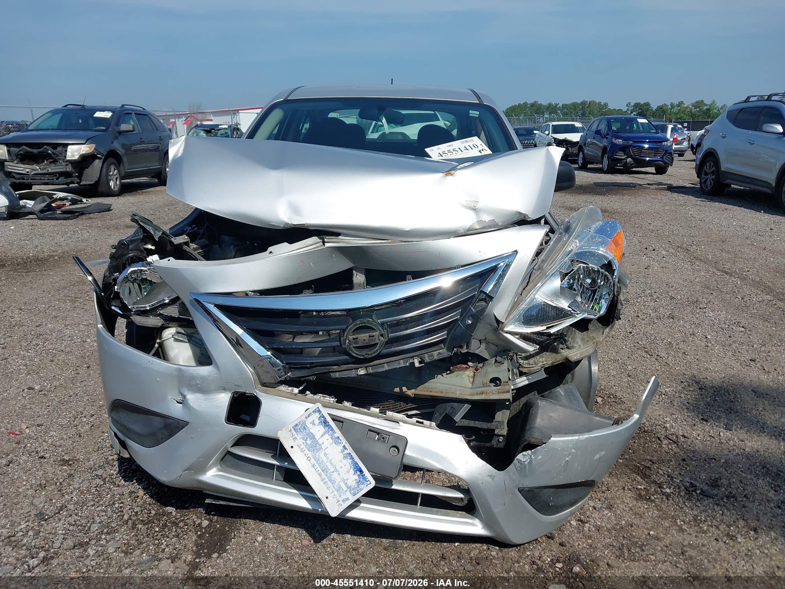 2015 Nissan Versa 1.6 S Silver vin: 3N1CN7AP7FL912030