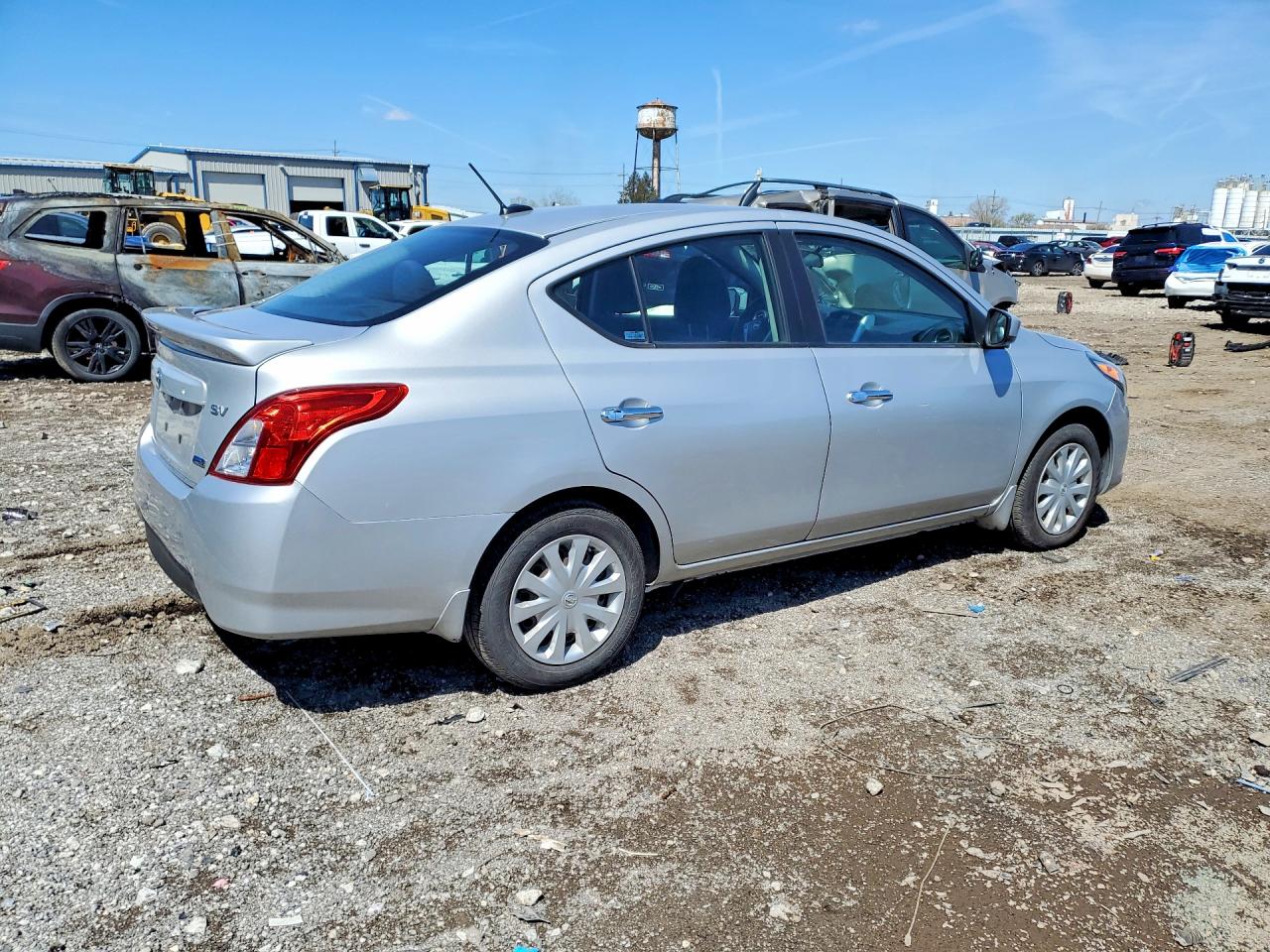 2015 Nissan Versa 1.6 Sv Silver vin: 3N1CN7AP7FL928938