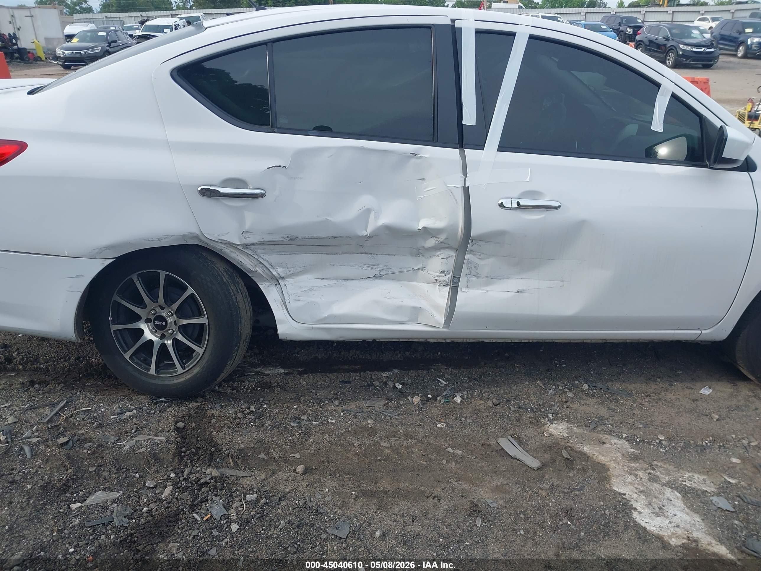 2018 Nissan Versa 1.6 Sv Белый vin: 3N1CN7AP7JL884920