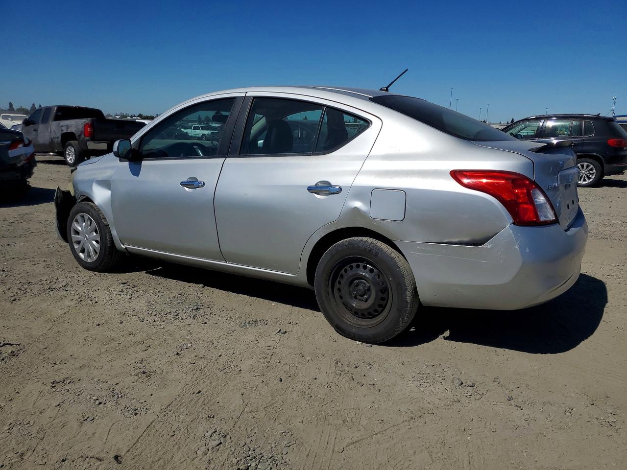 2012 Nissan Versa 1.6 S Silver vin: 3N1CN7AP8CL818041