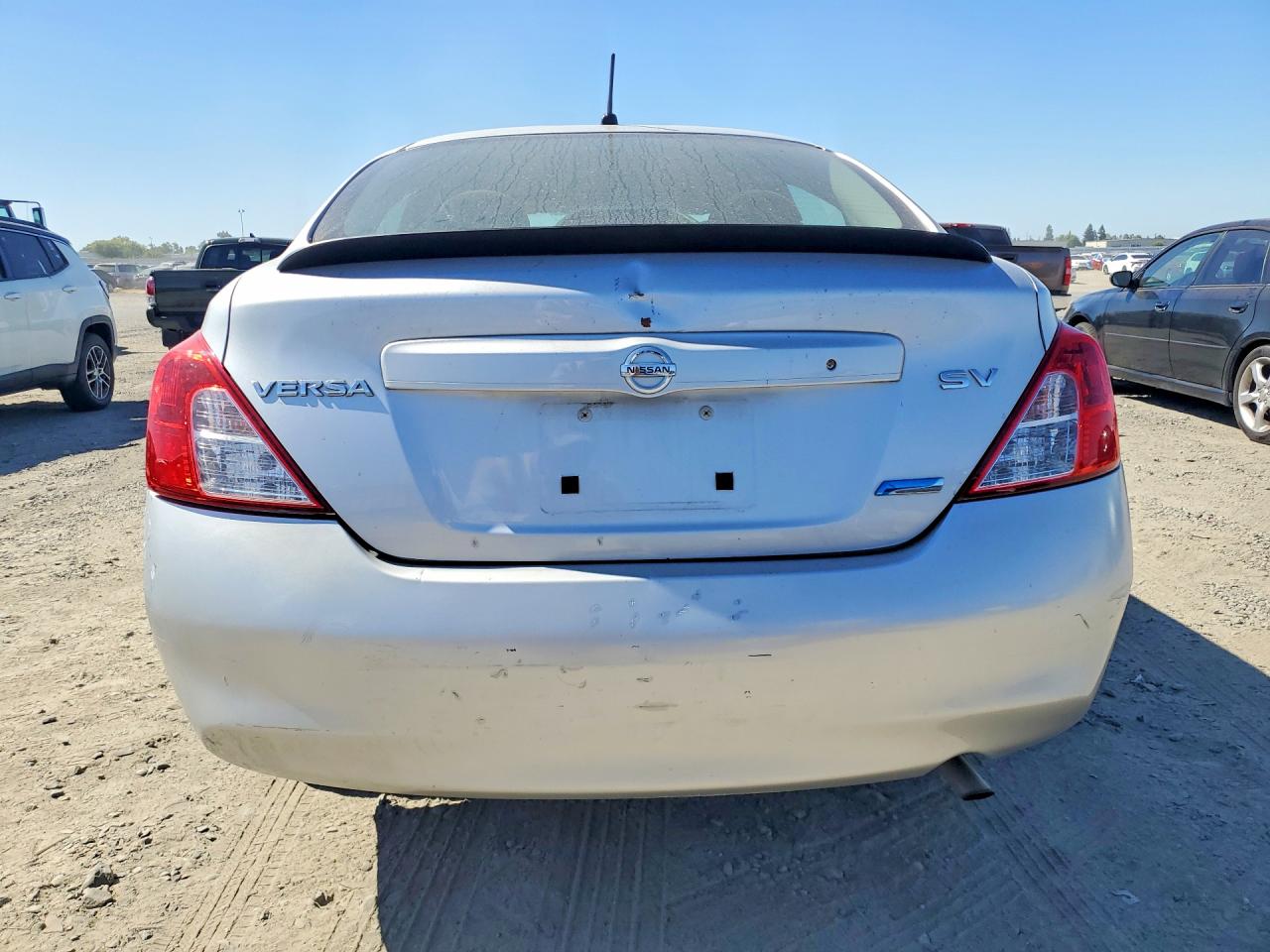 2012 Nissan Versa 1.6 S Silver vin: 3N1CN7AP8CL818041