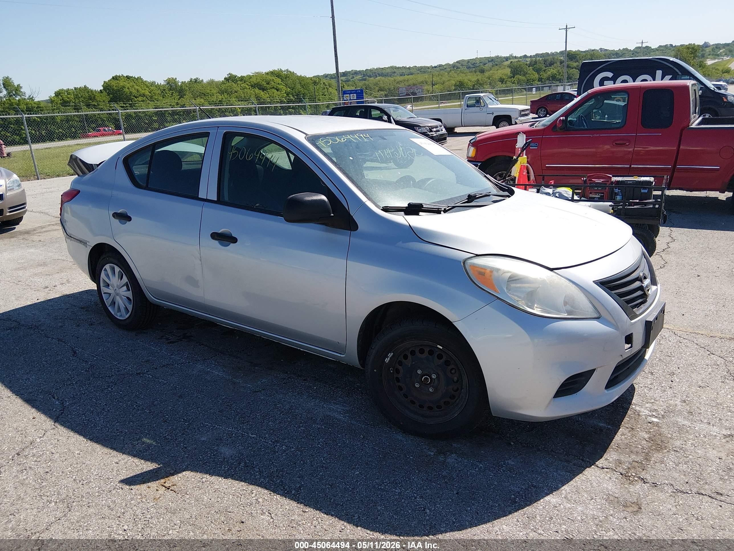 2013 Nissan Versa 1.6 S Серебряный vin: 3N1CN7AP8DL873834