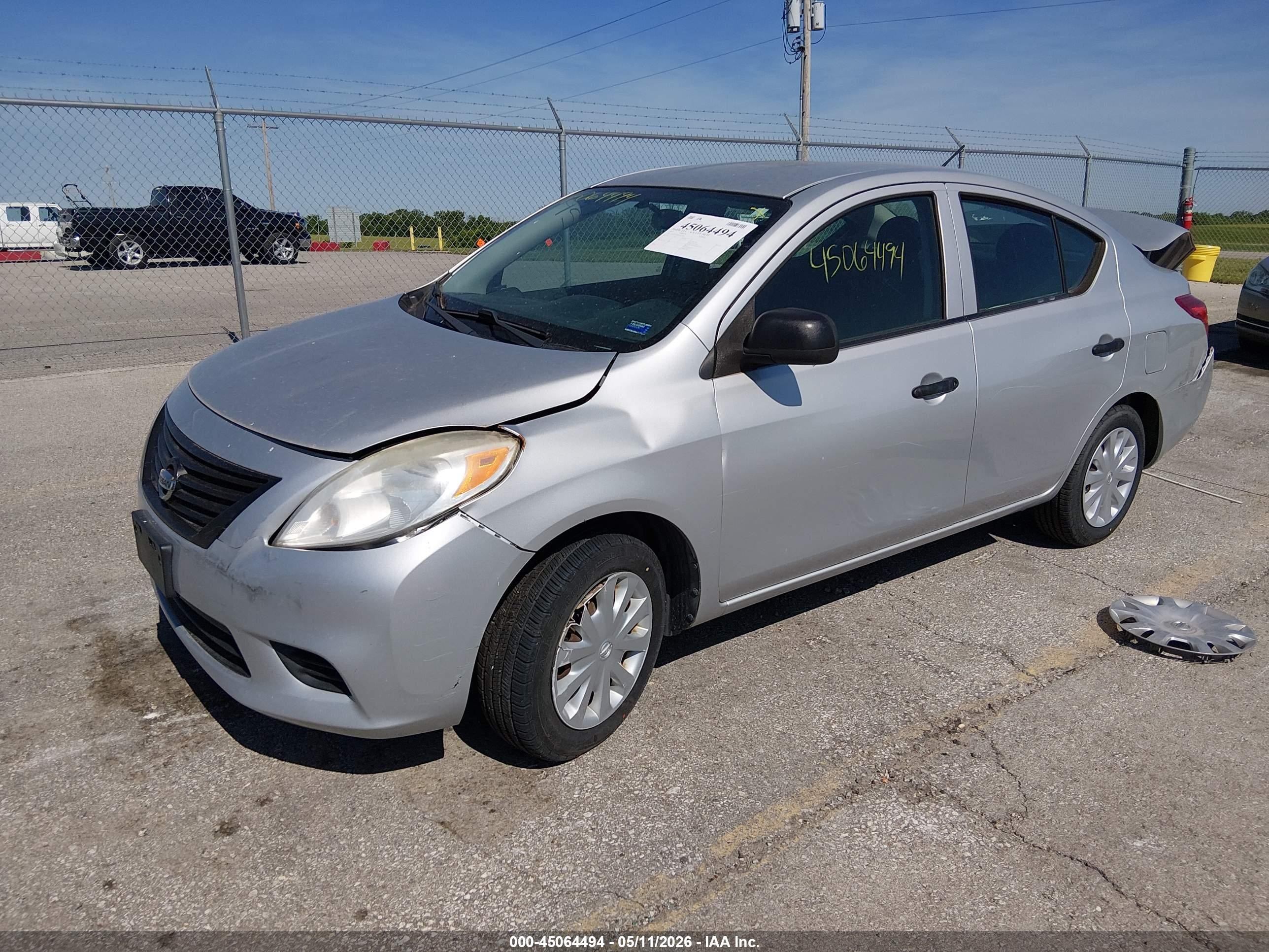 2013 Nissan Versa 1.6 S Silver vin: 3N1CN7AP8DL873834
