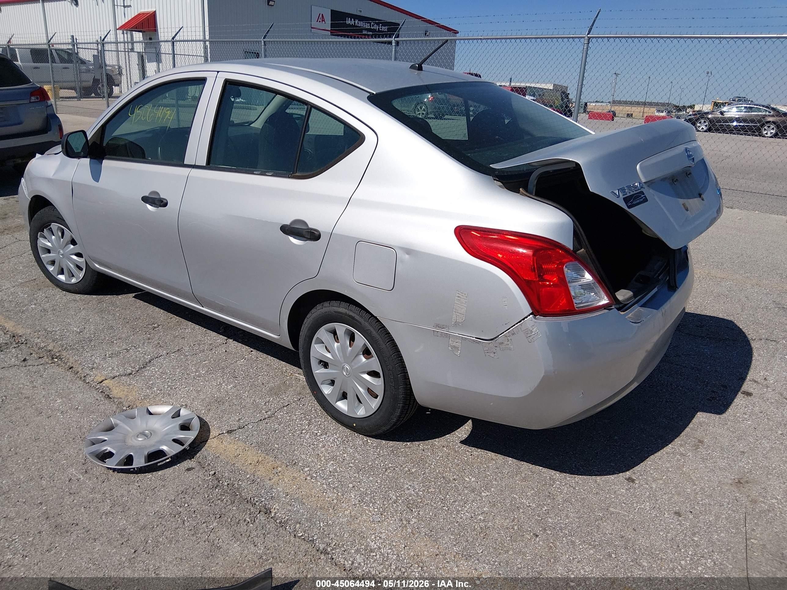 2013 Nissan Versa 1.6 S Silver vin: 3N1CN7AP8DL873834