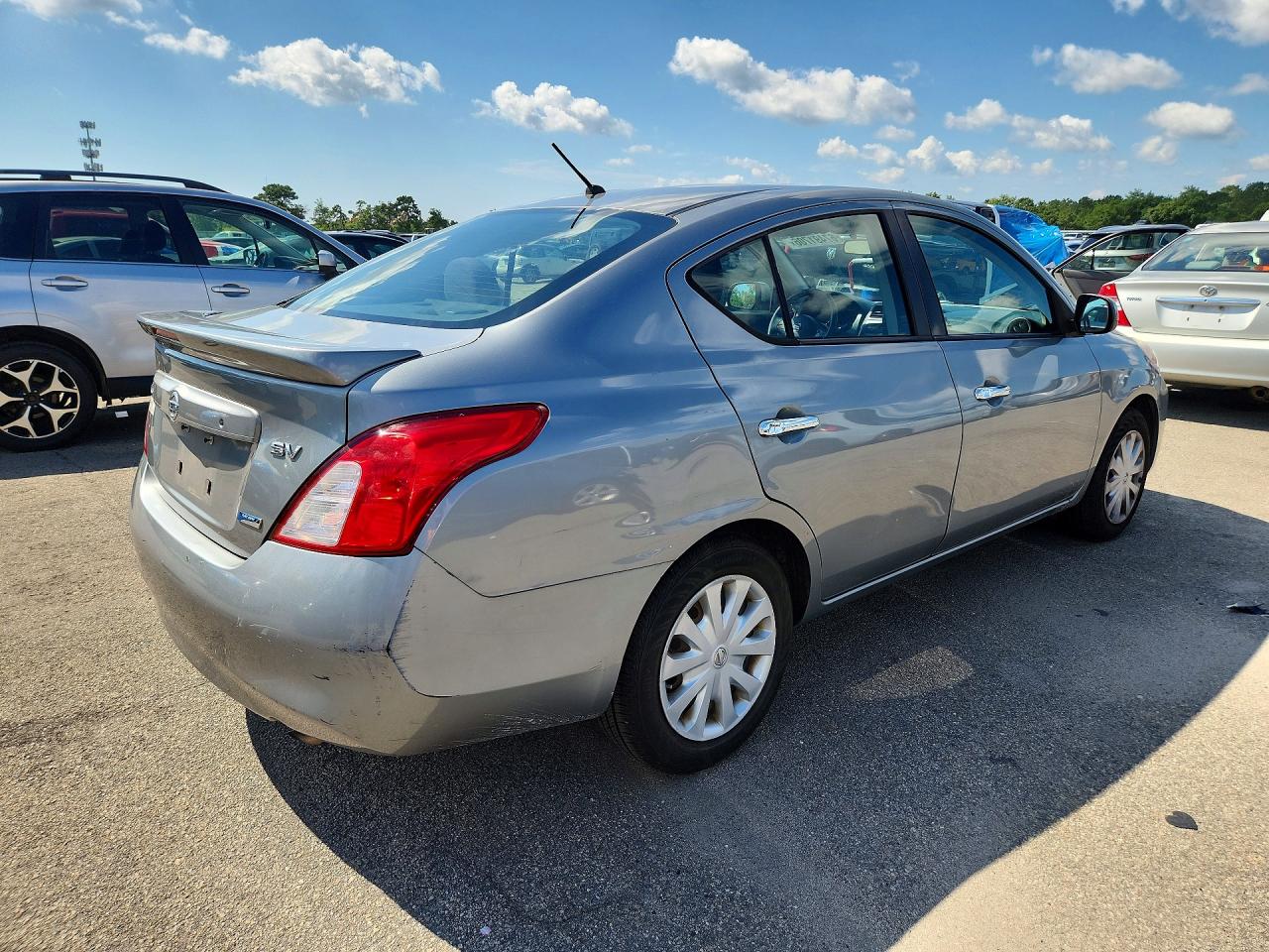2013 Nissan Versa 1.6 S Silver vin: 3N1CN7AP8DL874773