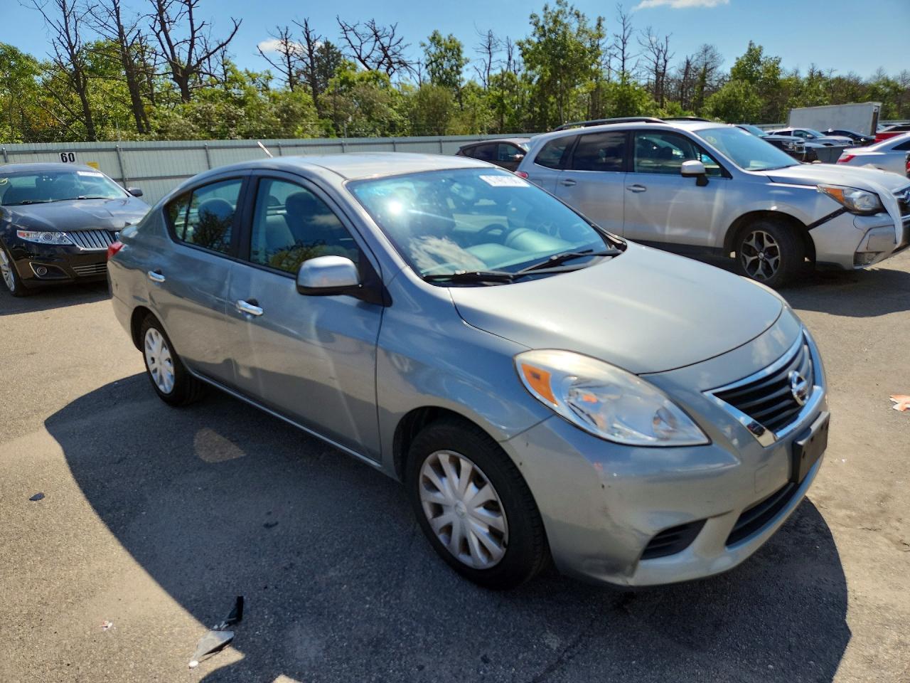 2013 Nissan Versa 1.6 S Silver vin: 3N1CN7AP8DL874773