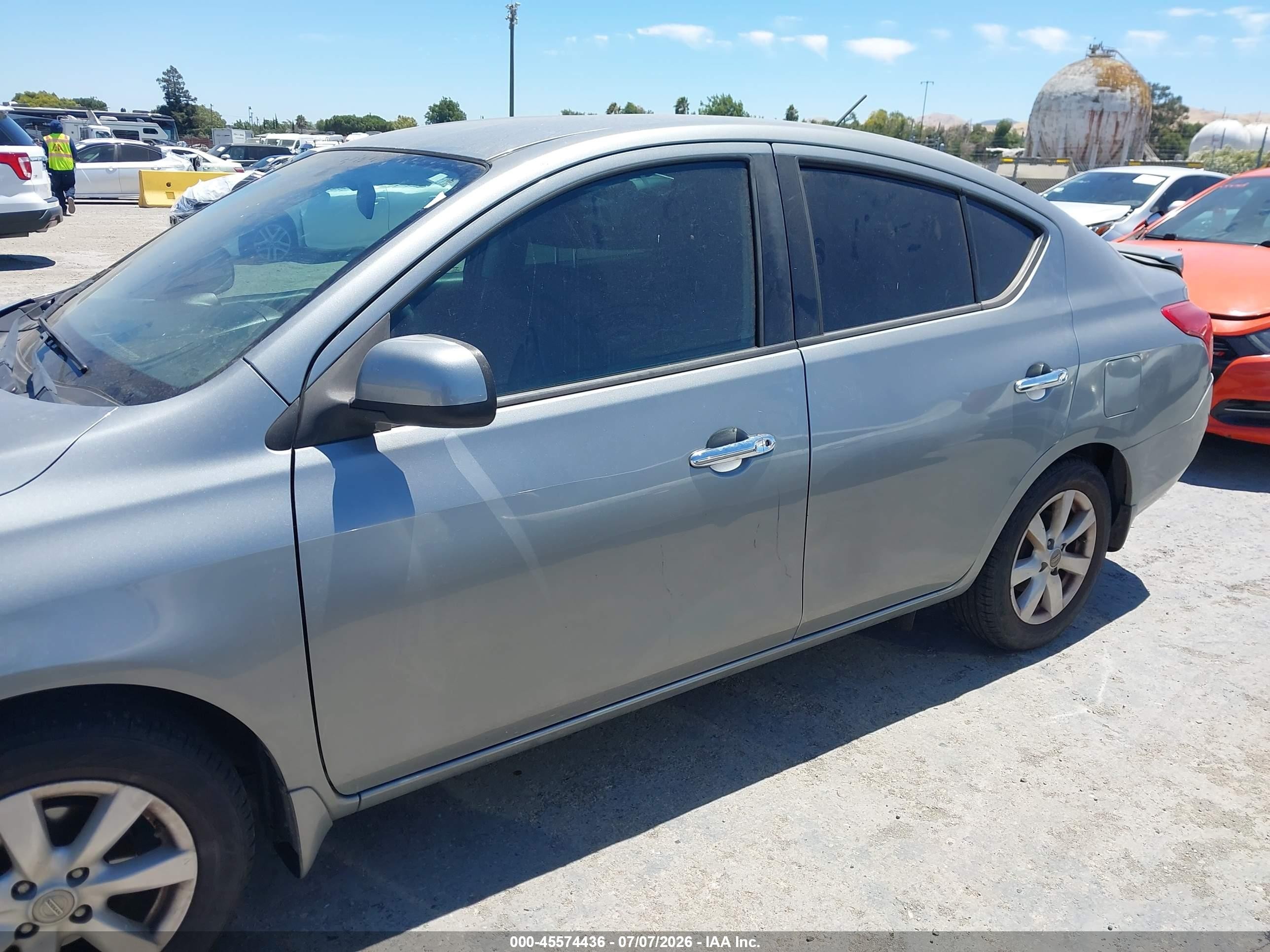 2014 Nissan Versa 1.6 Sv Серый vin: 3N1CN7AP8EL809987
