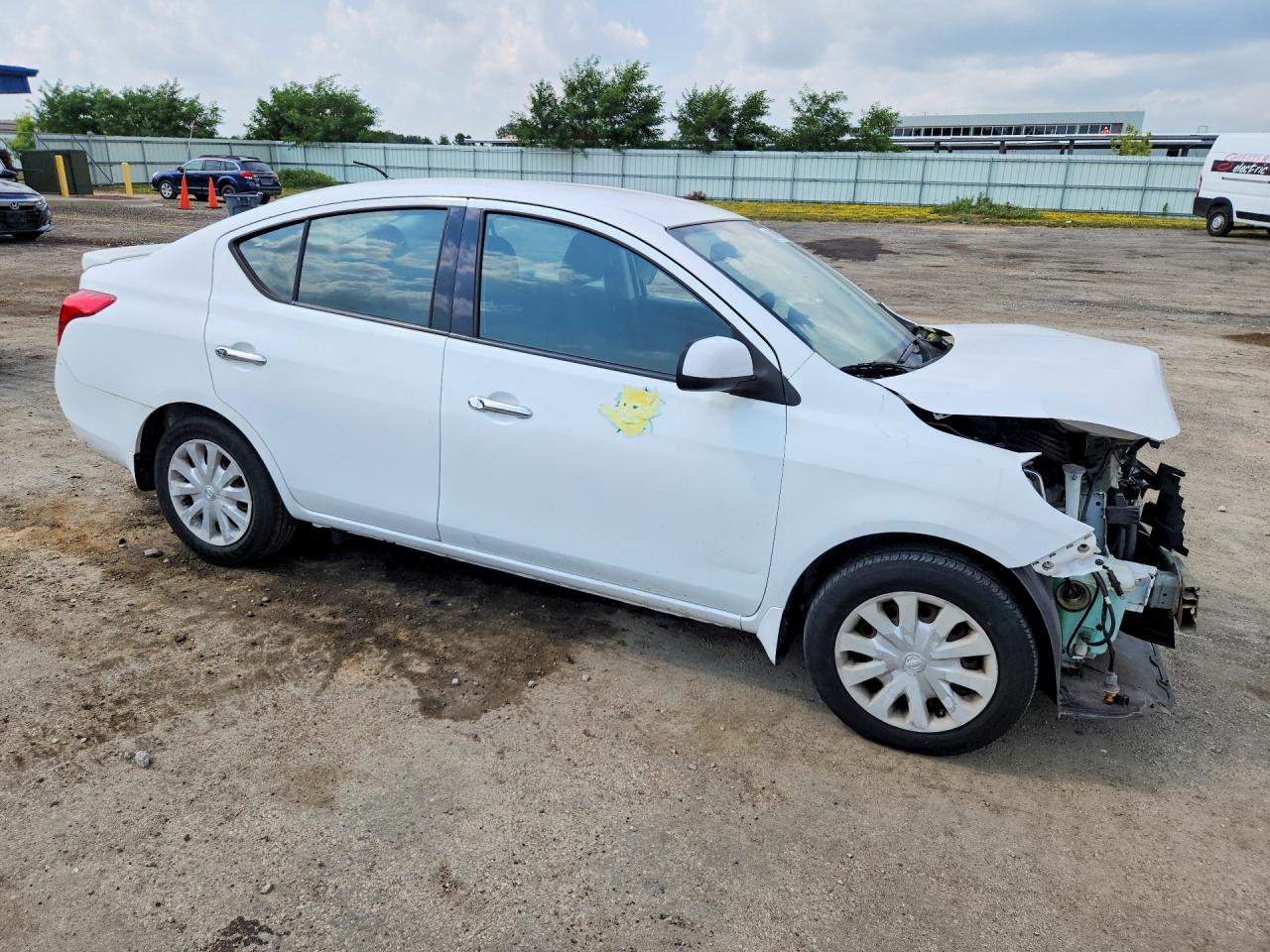 2014 Nissan Versa 1.6 S Белый vin: 3N1CN7AP8EL828376
