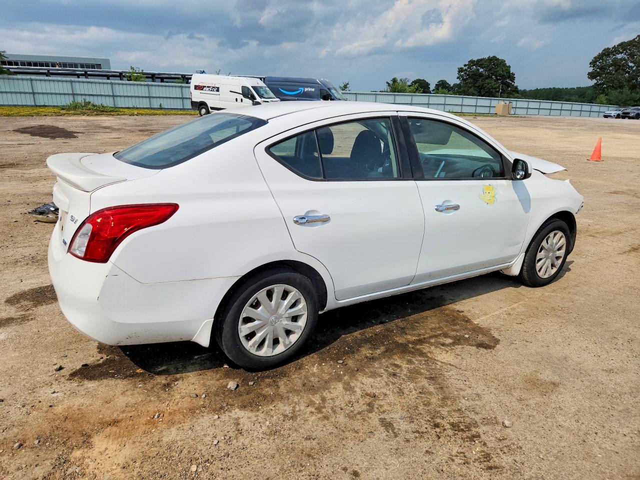 2014 Nissan Versa 1.6 S Белый vin: 3N1CN7AP8EL828376
