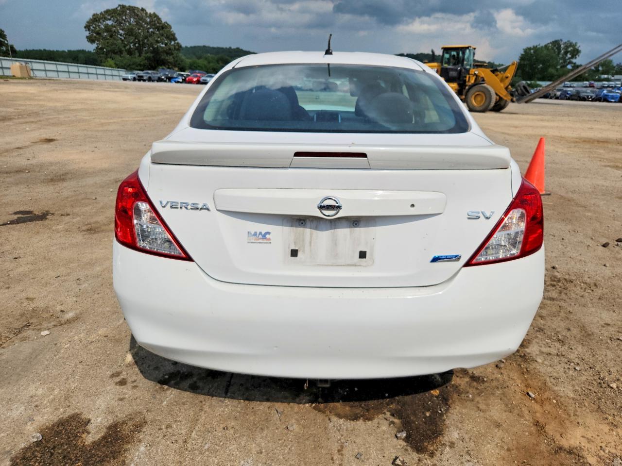 2014 Nissan Versa 1.6 S Белый vin: 3N1CN7AP8EL828376