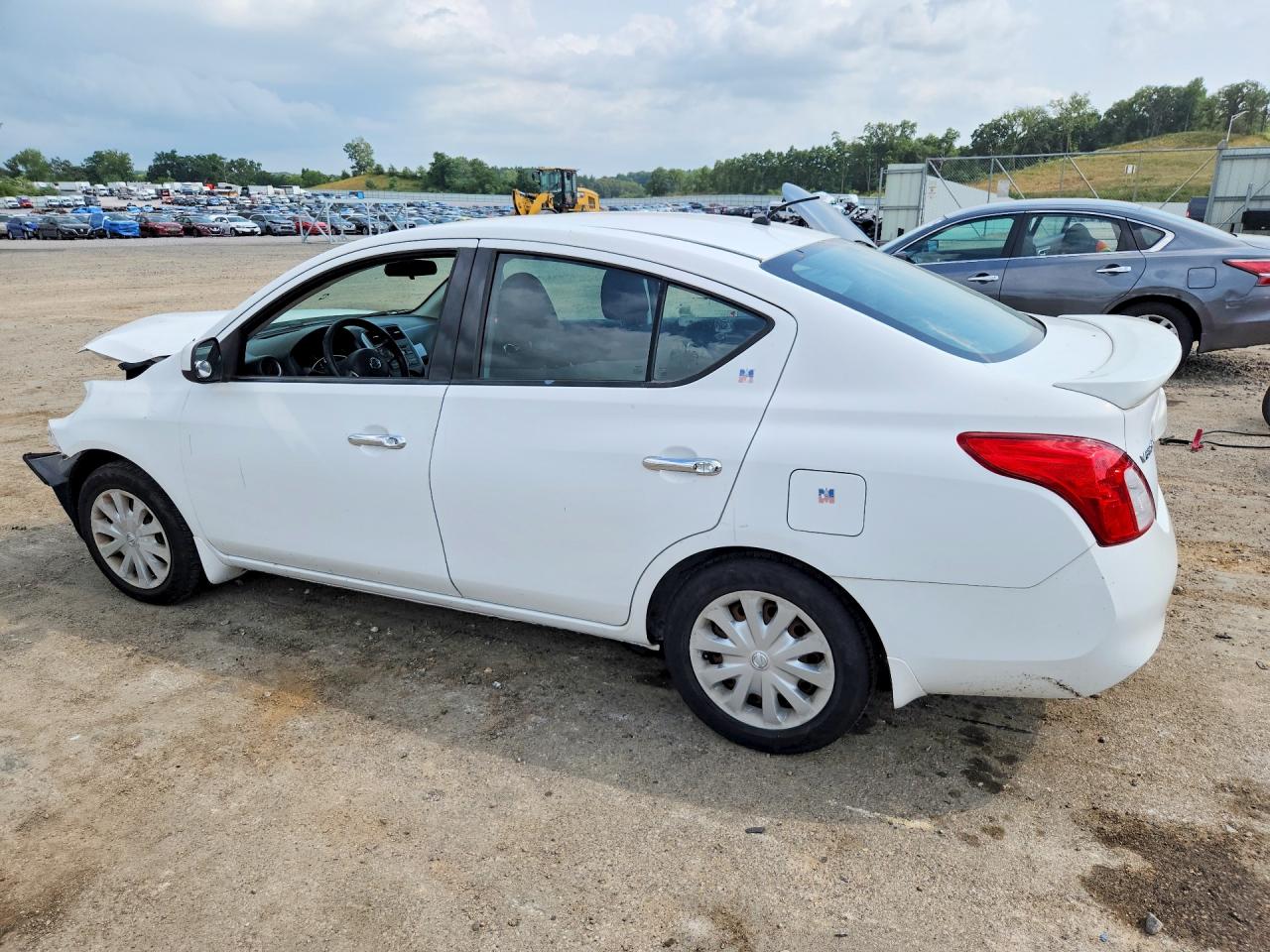 2014 Nissan Versa 1.6 S Белый vin: 3N1CN7AP8EL828376