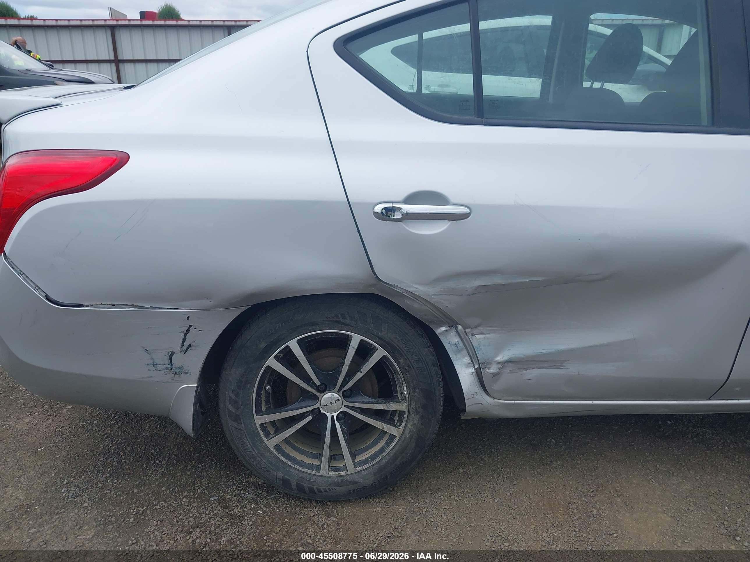 2014 Nissan Versa 1.6 Sv Silver vin: 3N1CN7AP8EL830581