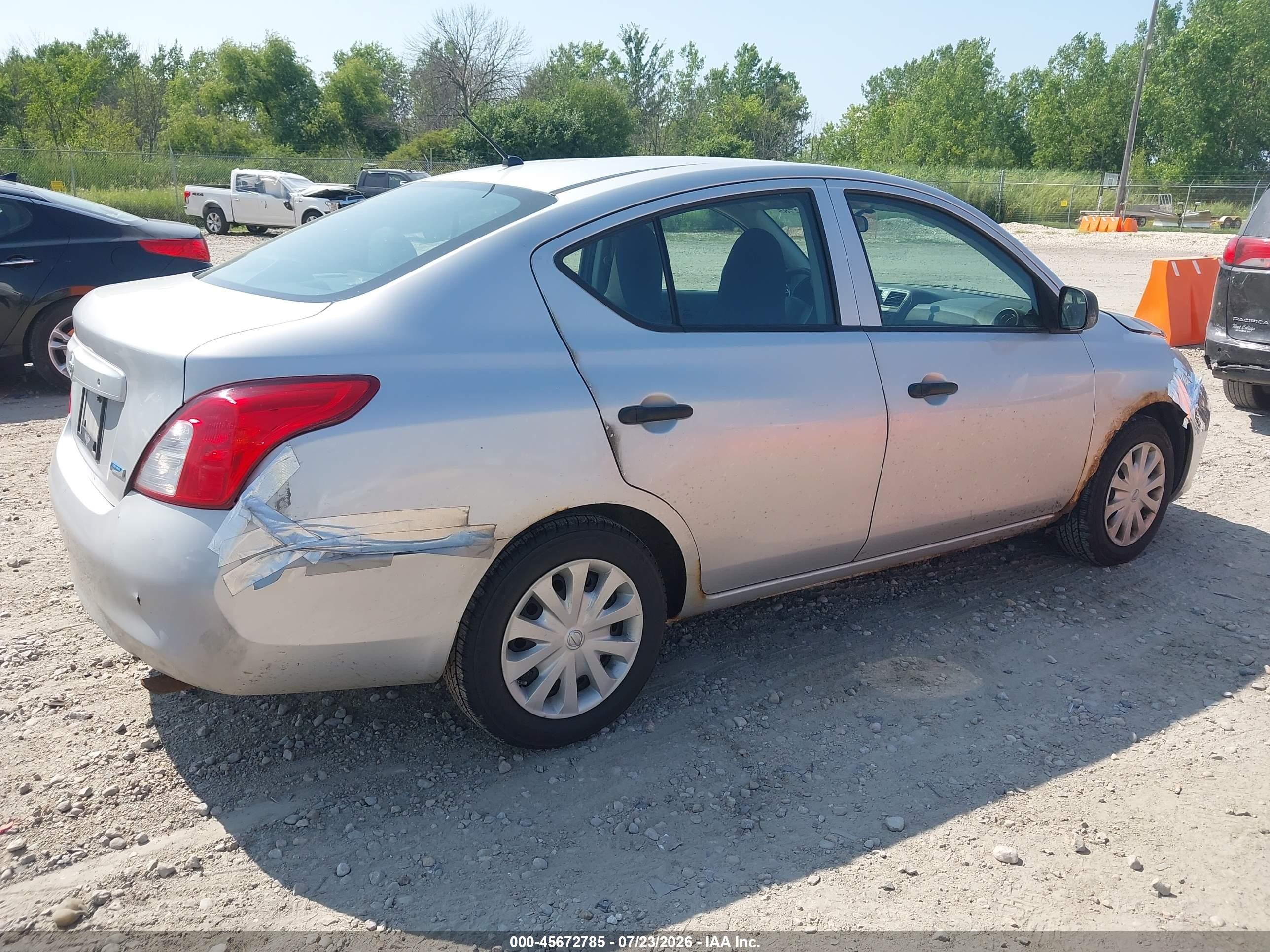 2014 Nissan Versa 1.6 S Silver vin: 3N1CN7AP8EL856419