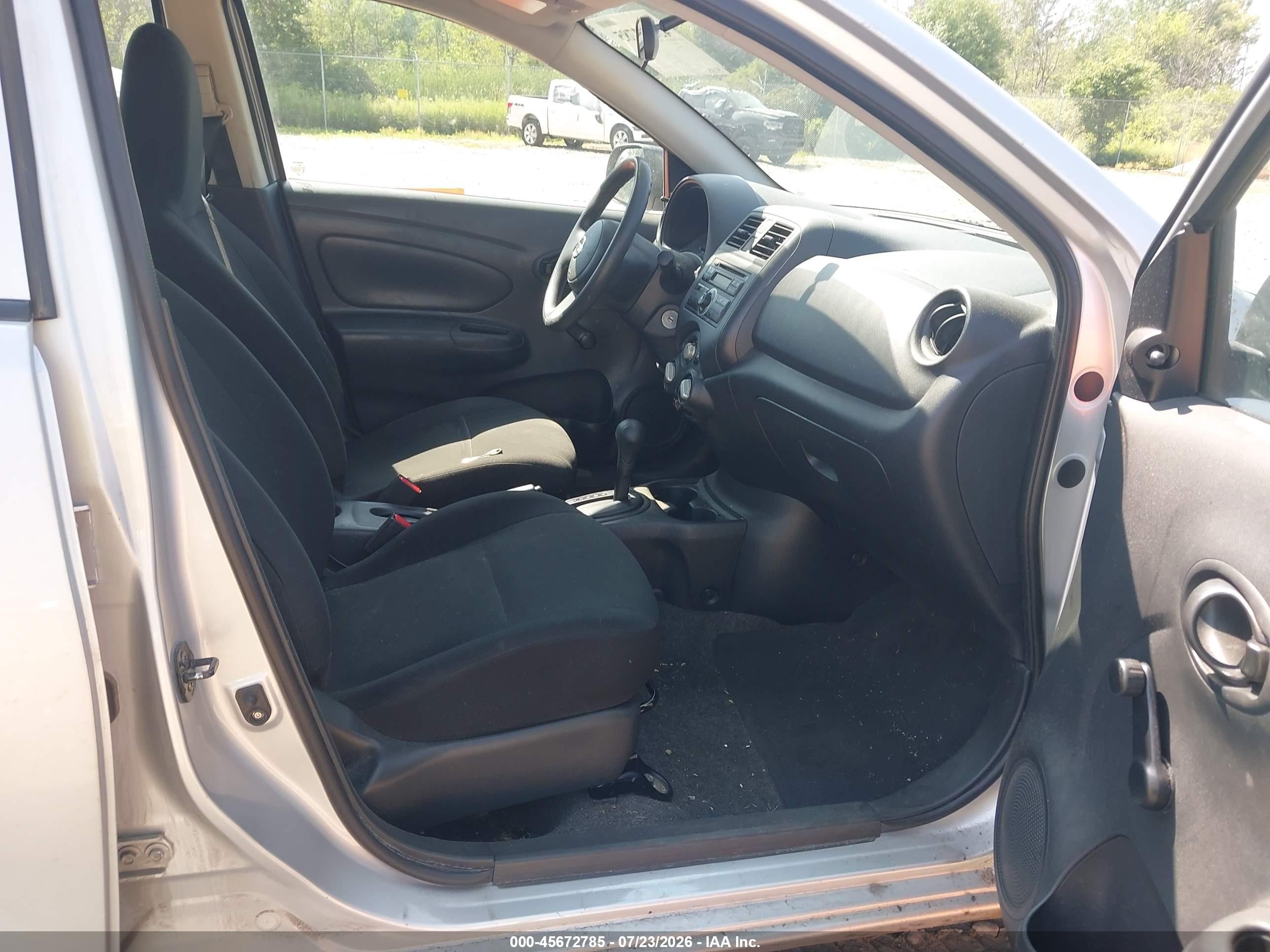 2014 Nissan Versa 1.6 S Silver vin: 3N1CN7AP8EL856419