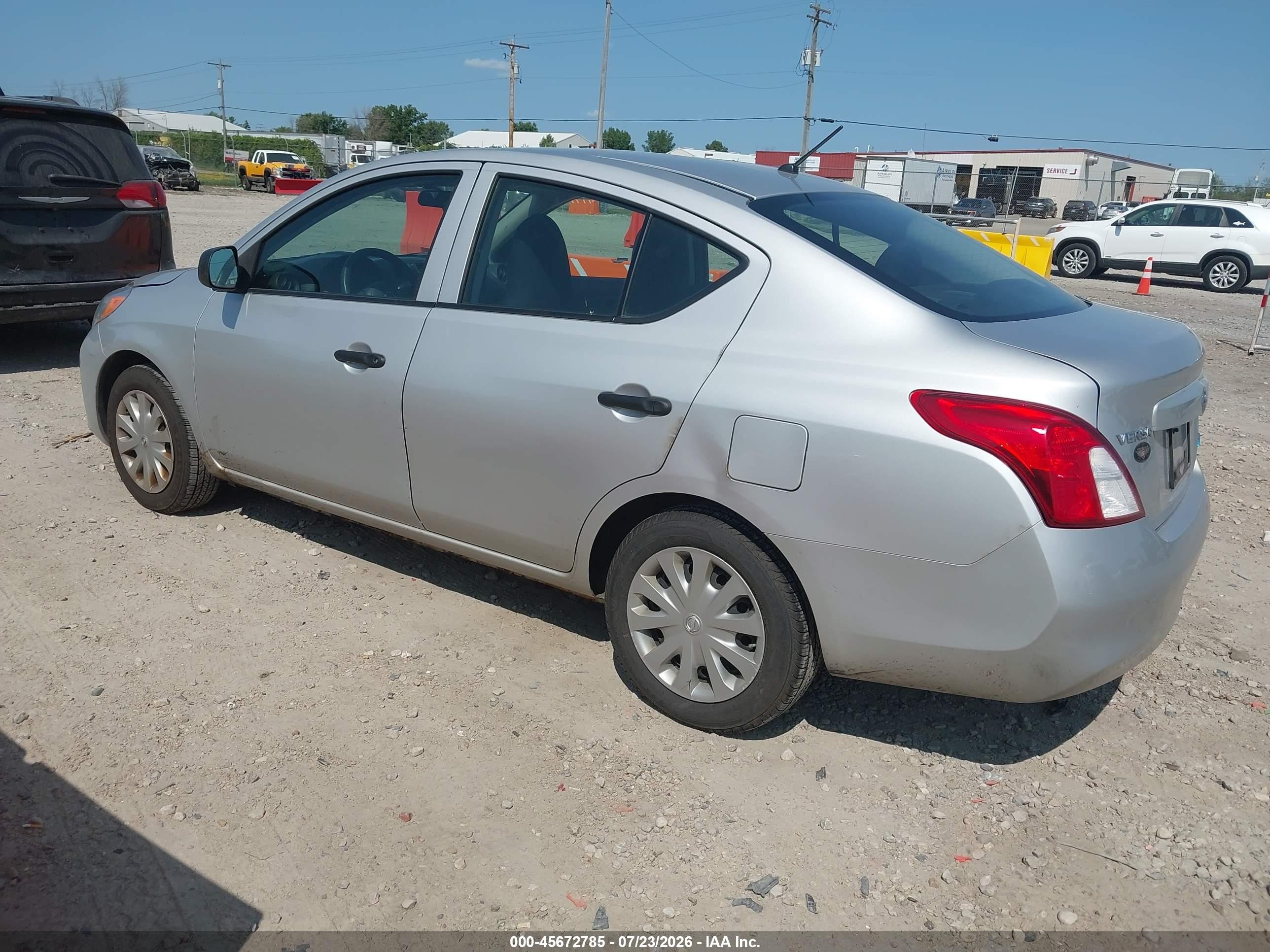 2014 Nissan Versa 1.6 S Silver vin: 3N1CN7AP8EL856419
