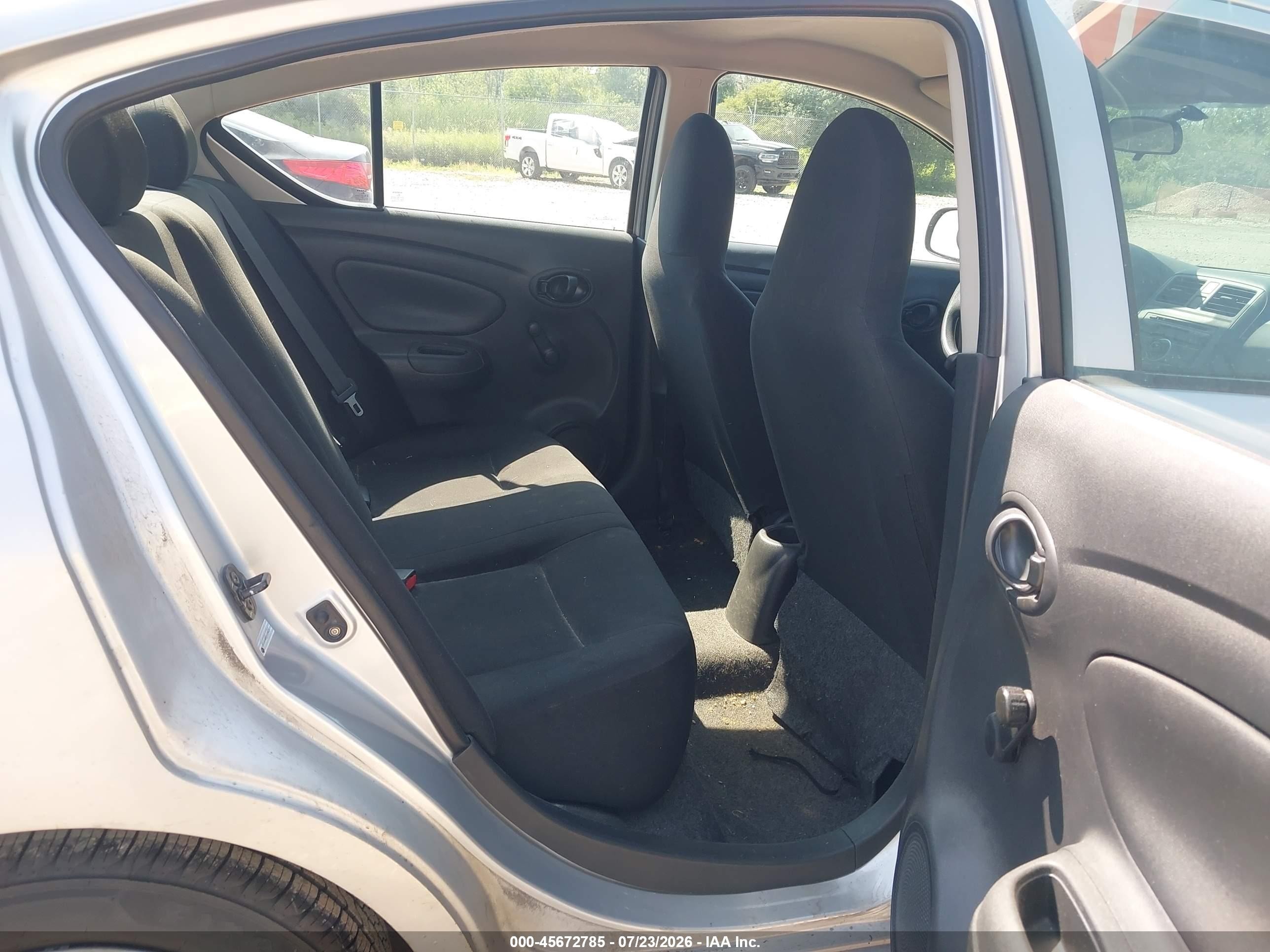 2014 Nissan Versa 1.6 S Silver vin: 3N1CN7AP8EL856419