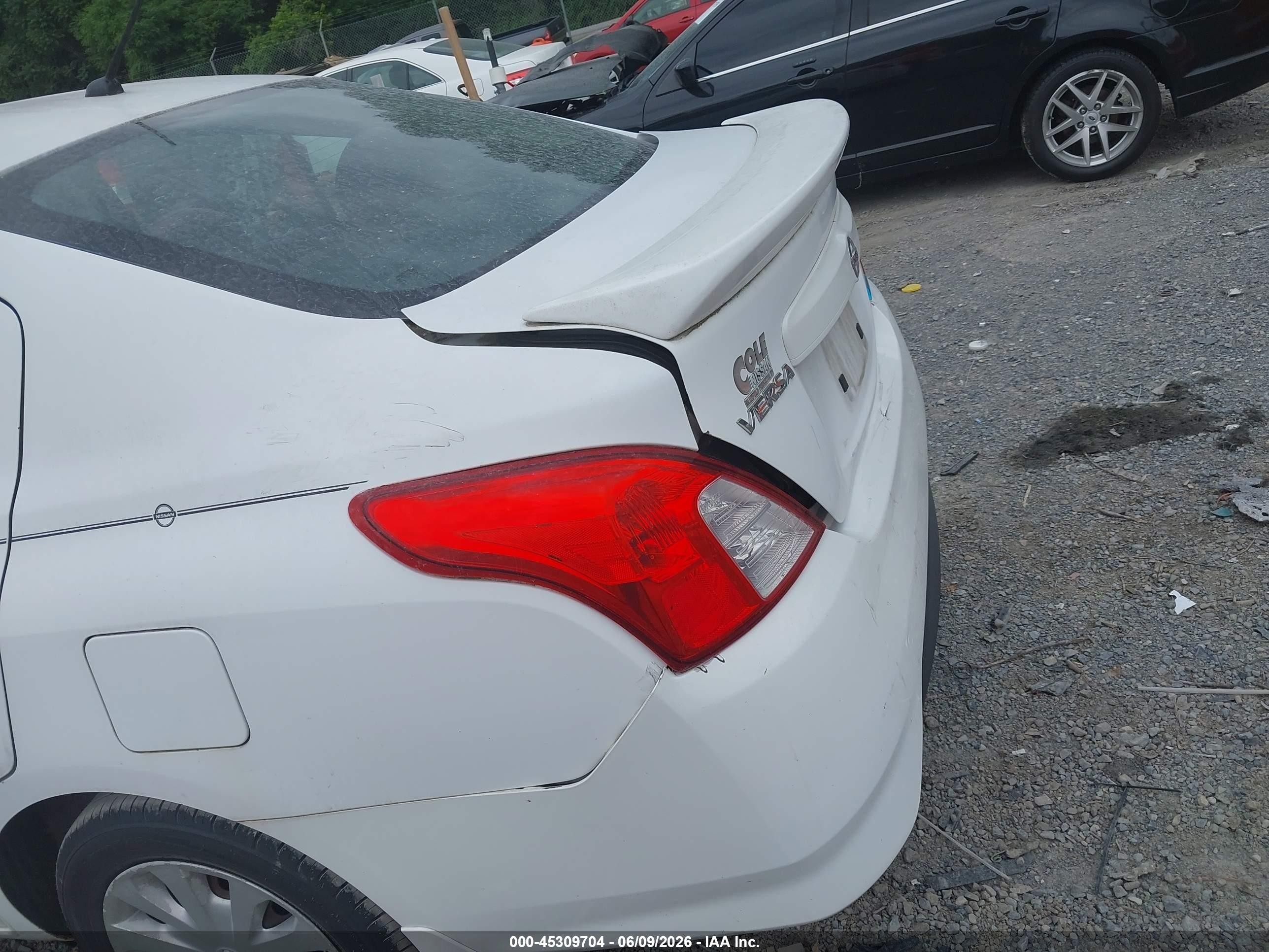 2015 Nissan Versa 1.6 Sv White vin: 3N1CN7AP8FL824832