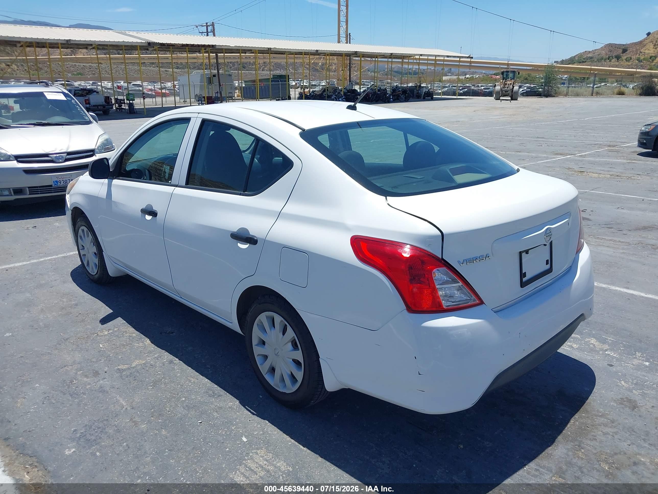 2015 Nissan Versa 1.6 S Белый vin: 3N1CN7AP8FL864540