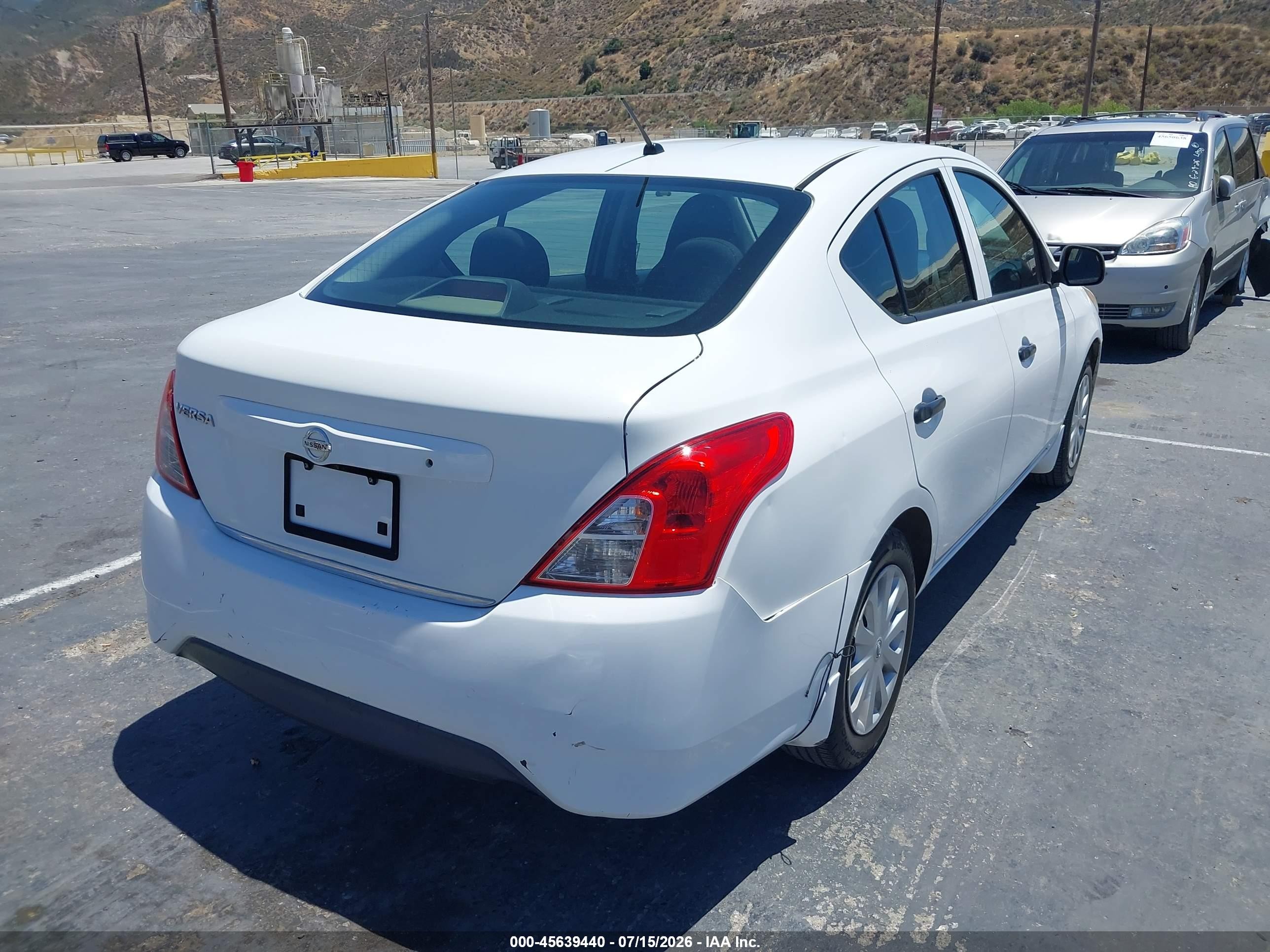2015 Nissan Versa 1.6 S Белый vin: 3N1CN7AP8FL864540