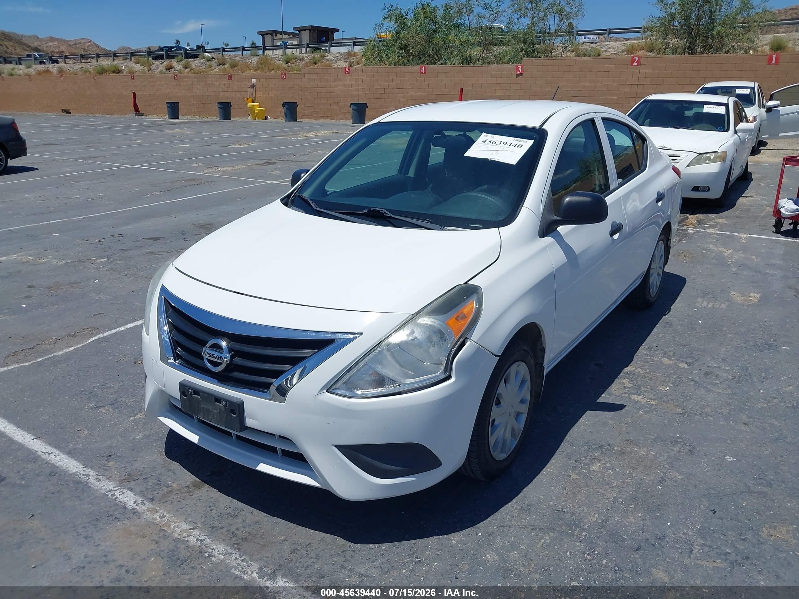2015 Nissan Versa 1.6 S Белый vin: 3N1CN7AP8FL864540