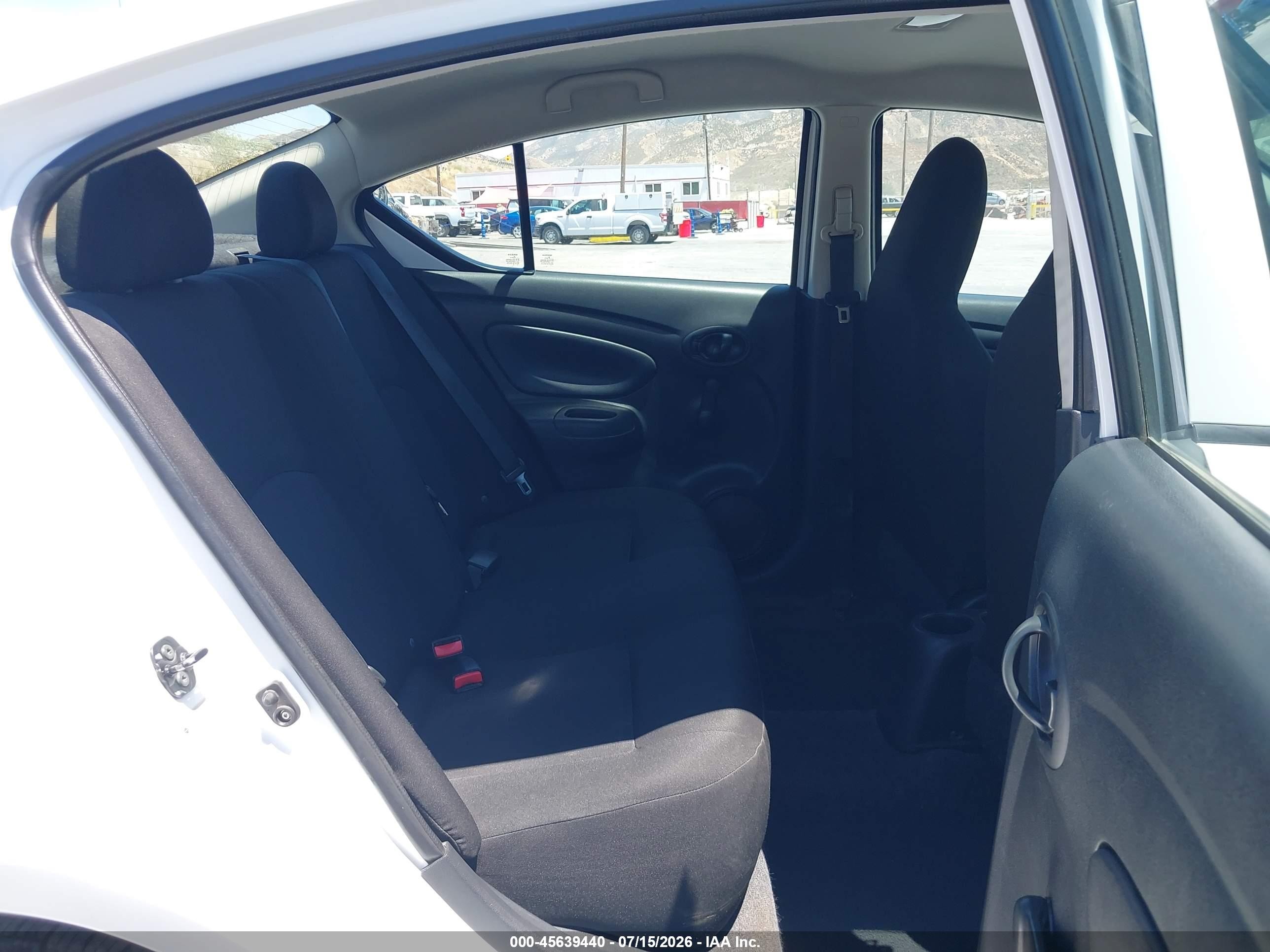 2015 Nissan Versa 1.6 S Белый vin: 3N1CN7AP8FL864540