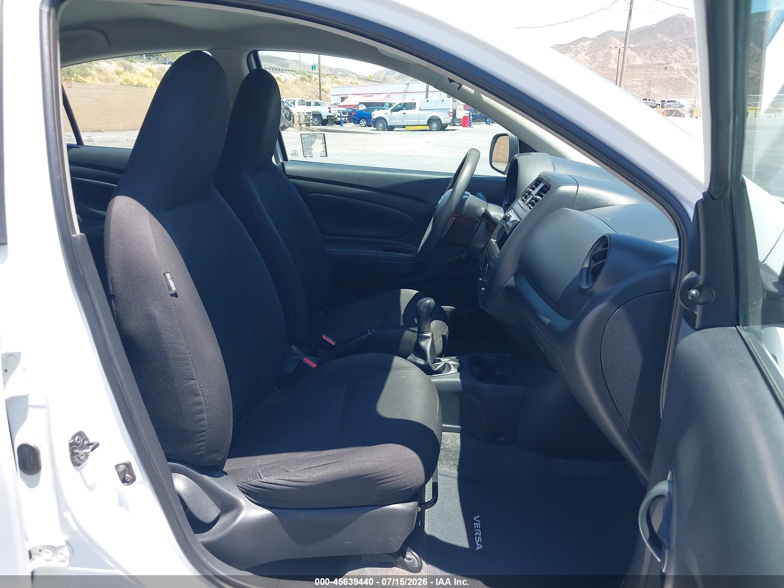 2015 Nissan Versa 1.6 S Белый vin: 3N1CN7AP8FL864540