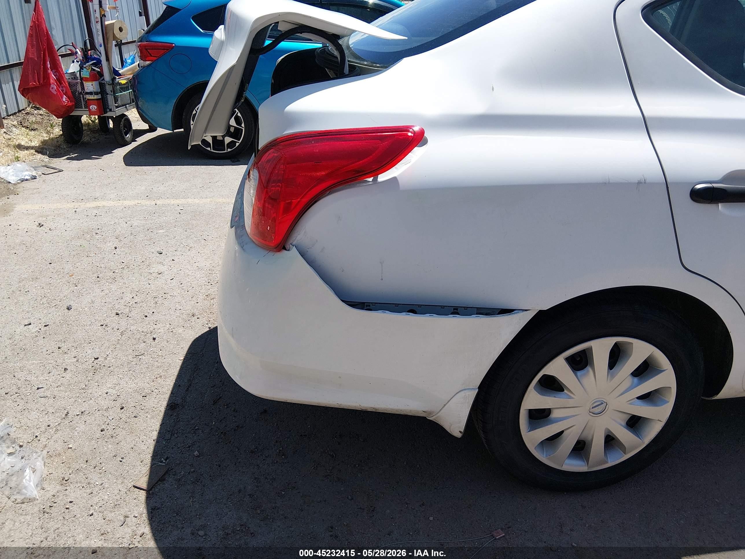 2017 Nissan Versa 1.6 S Белый vin: 3N1CN7AP8HL820458