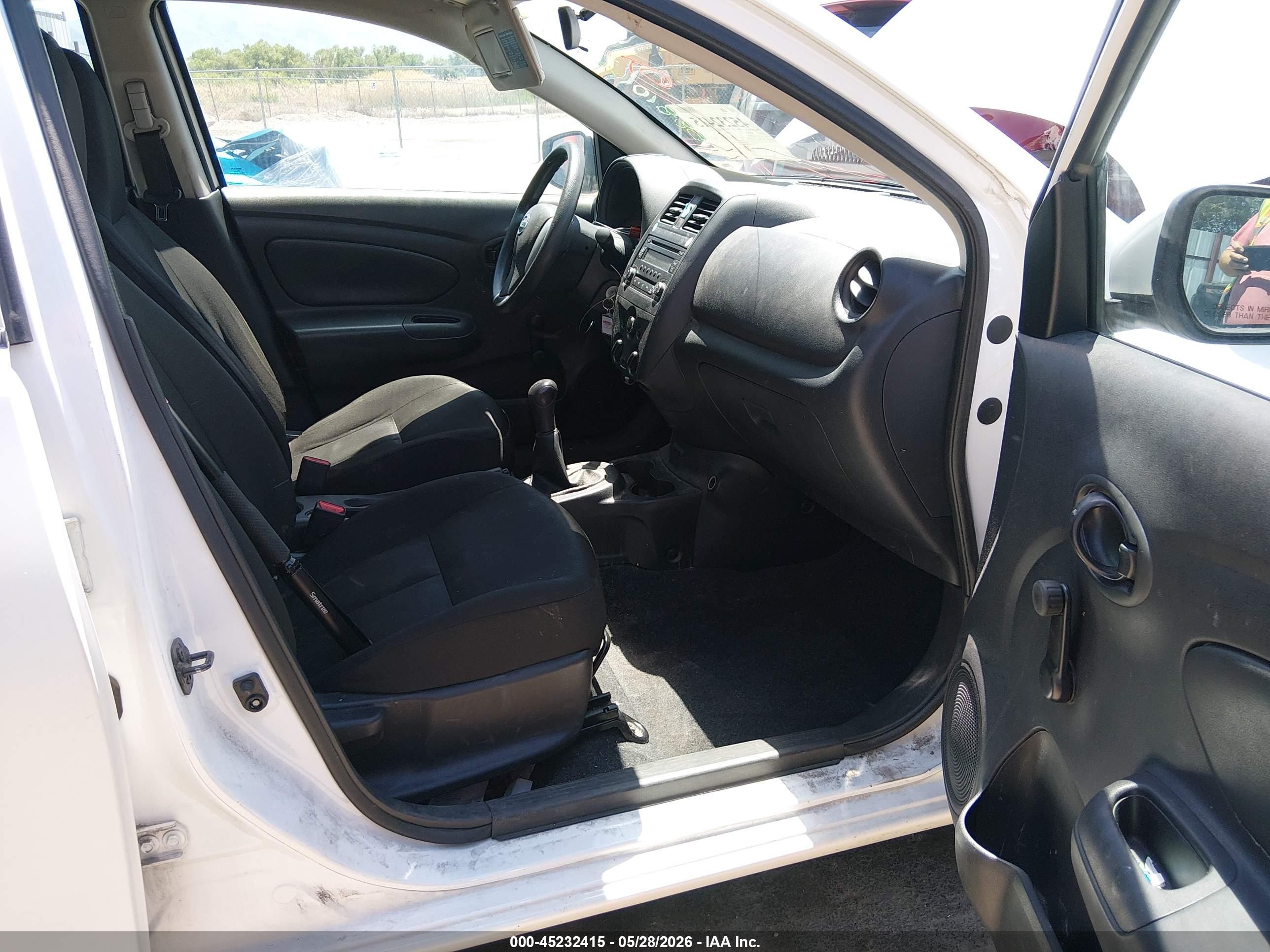 2017 Nissan Versa 1.6 S Белый vin: 3N1CN7AP8HL820458