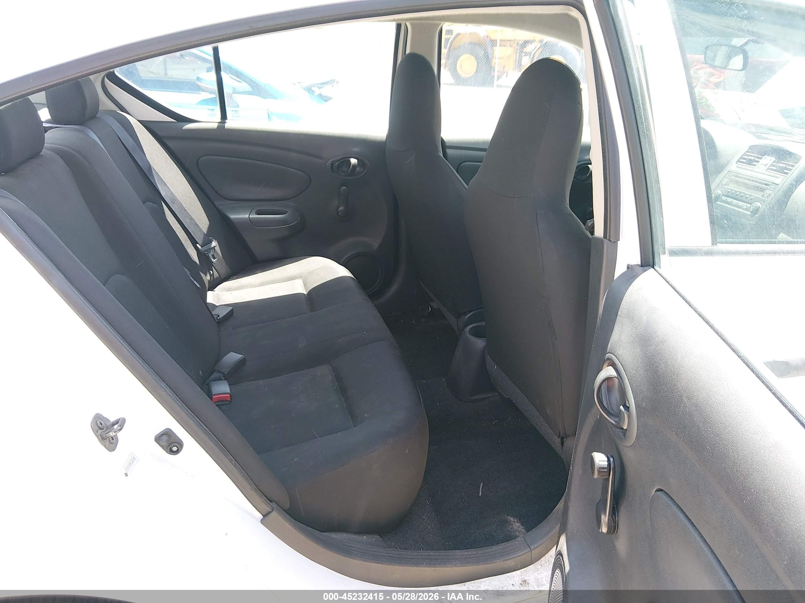 2017 Nissan Versa 1.6 S Белый vin: 3N1CN7AP8HL820458