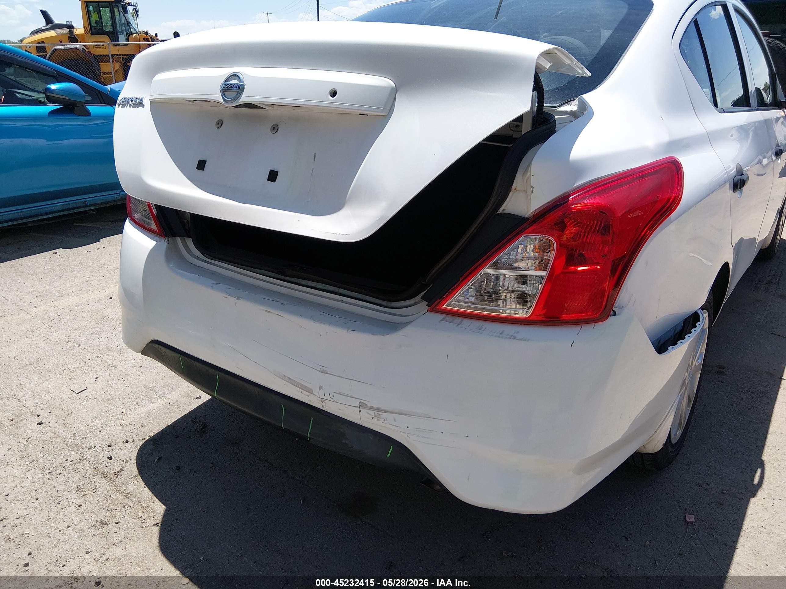 2017 Nissan Versa 1.6 S Белый vin: 3N1CN7AP8HL820458