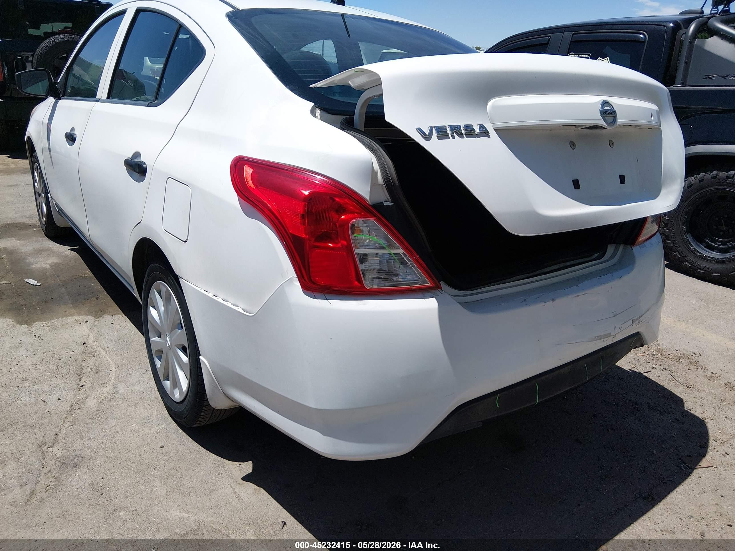 2017 Nissan Versa 1.6 S Белый vin: 3N1CN7AP8HL820458