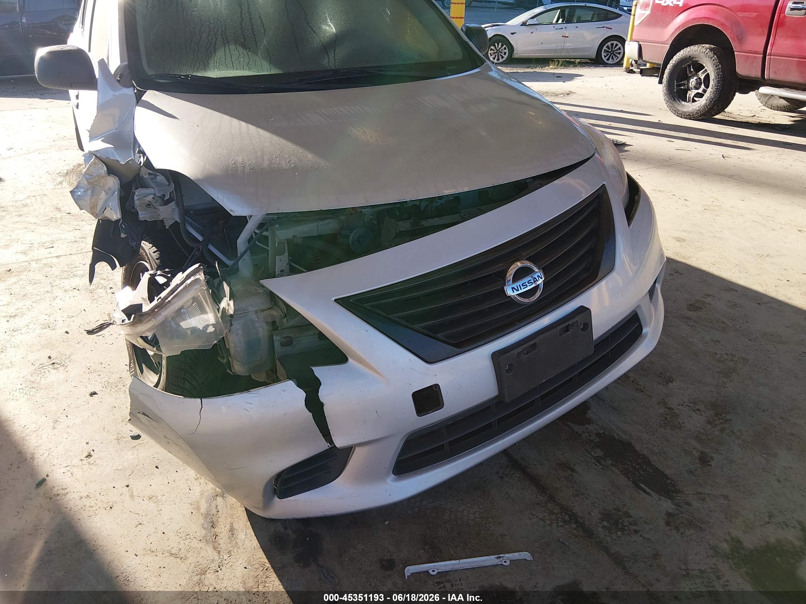 2013 Nissan Versa 1.6 S Silver vin: 3N1CN7AP9DL822360
