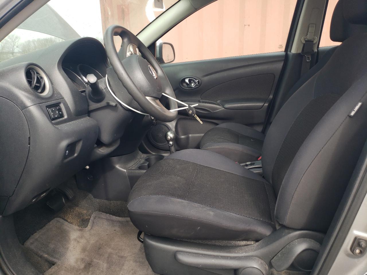 2013 Nissan Versa S Серый vin: 3N1CN7AP9DL858999