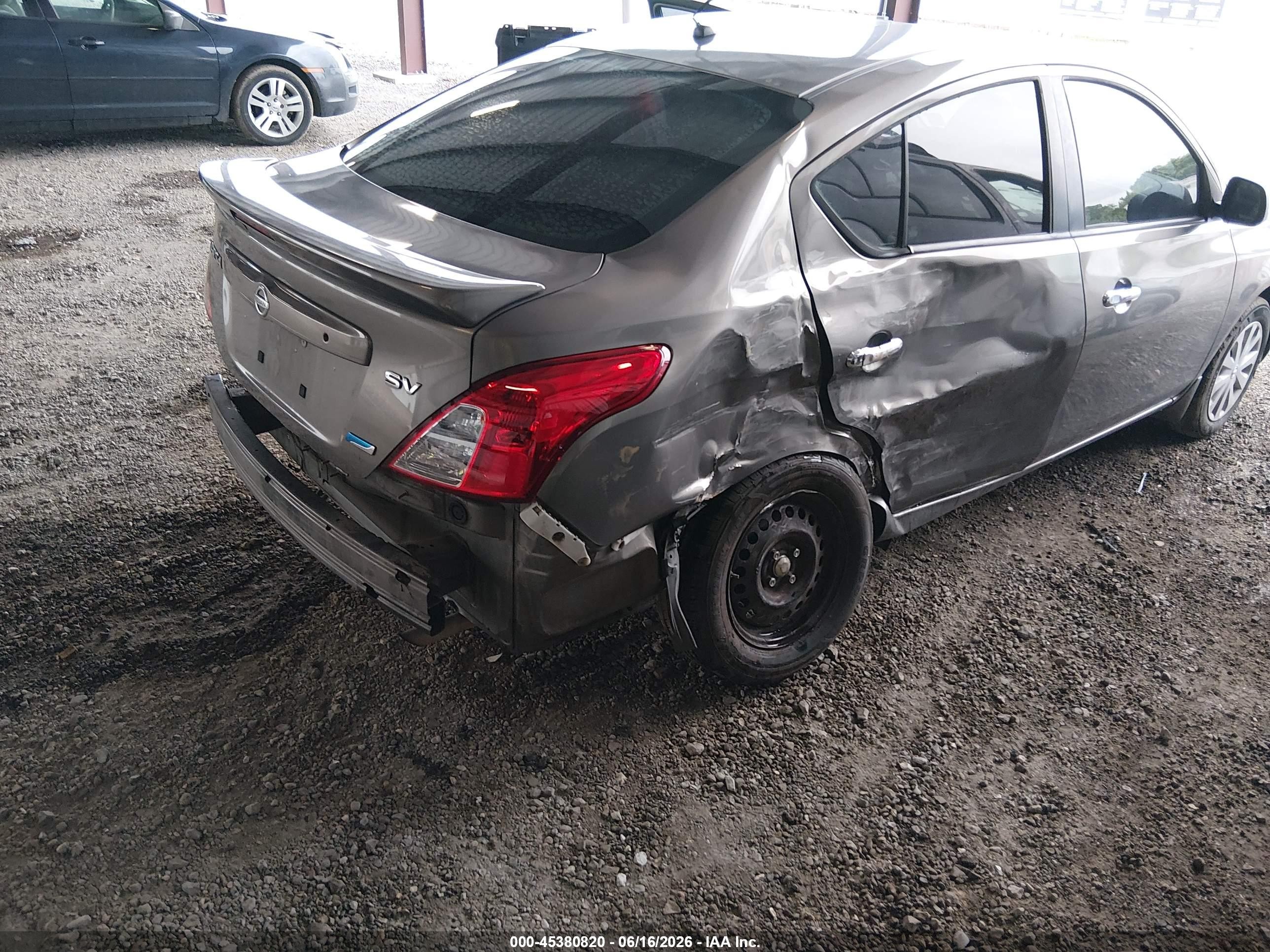 2013 Nissan Versa 1.6 Sv Silver vin: 3N1CN7AP9DL877939