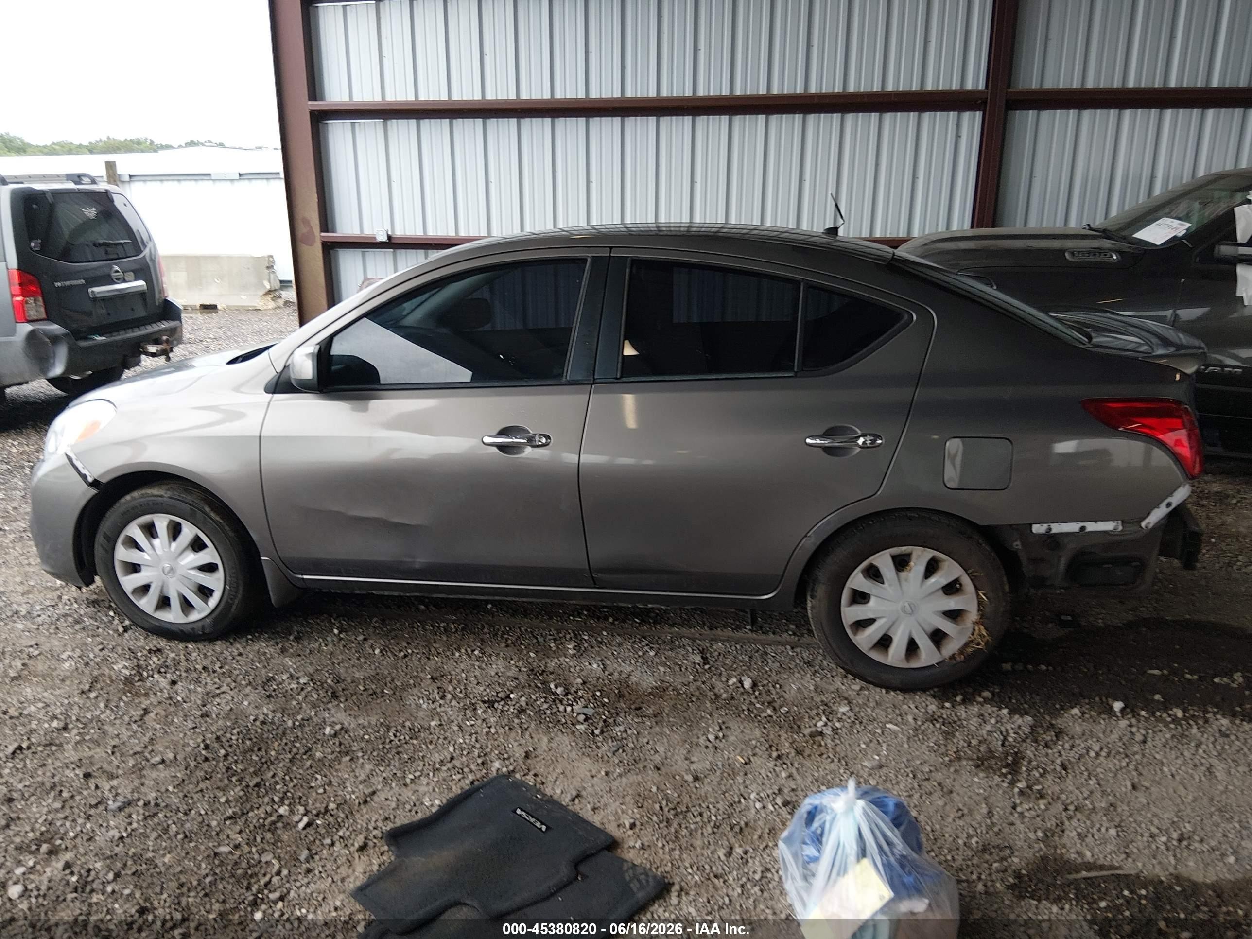 2013 Nissan Versa 1.6 Sv Silver vin: 3N1CN7AP9DL877939