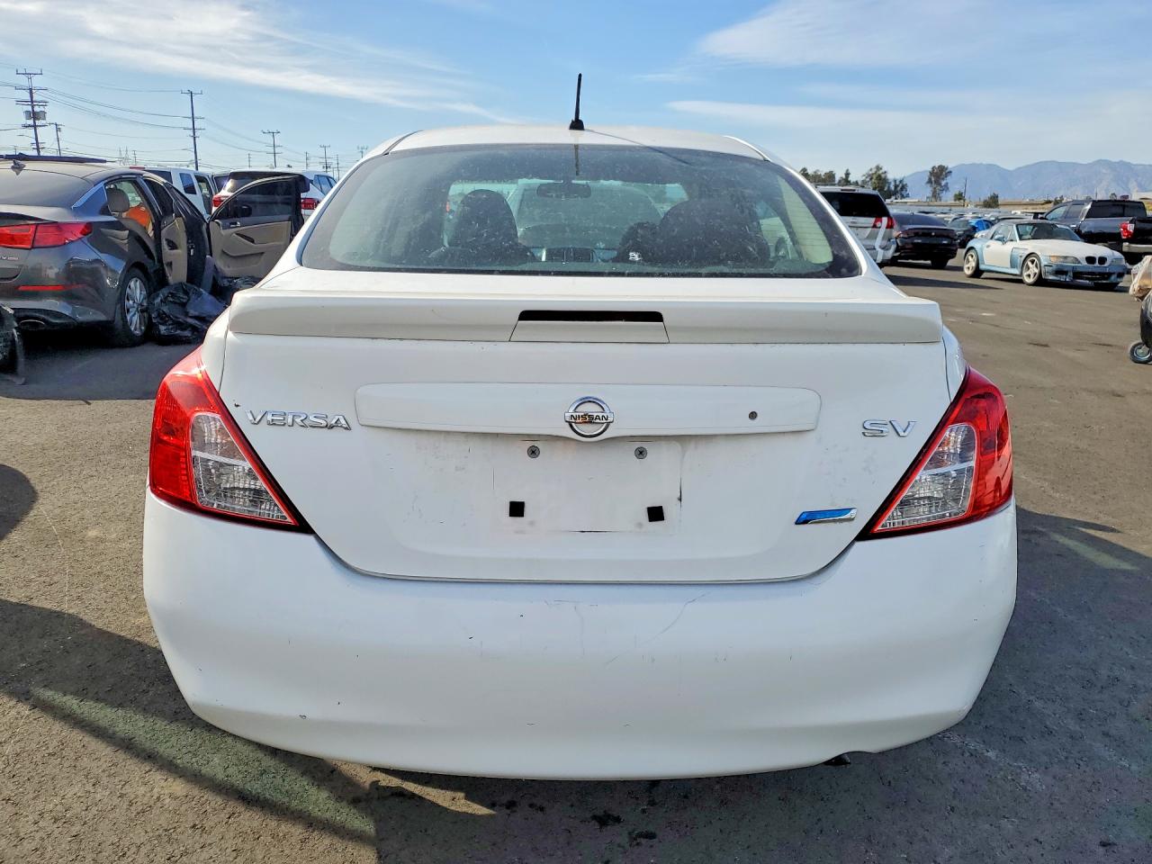 2014 Nissan Versa 1.6 S White vin: 3N1CN7AP9EL827401