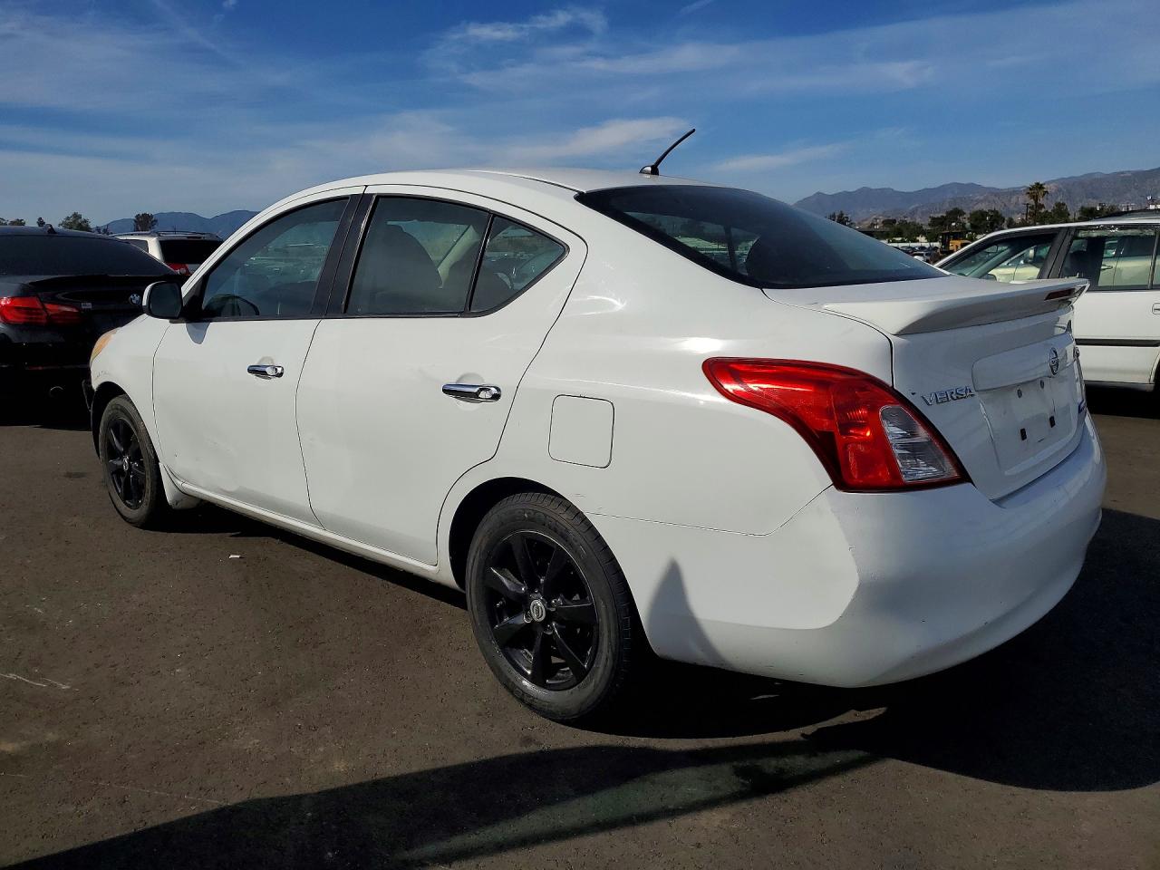 2014 Nissan Versa 1.6 S White vin: 3N1CN7AP9EL827401