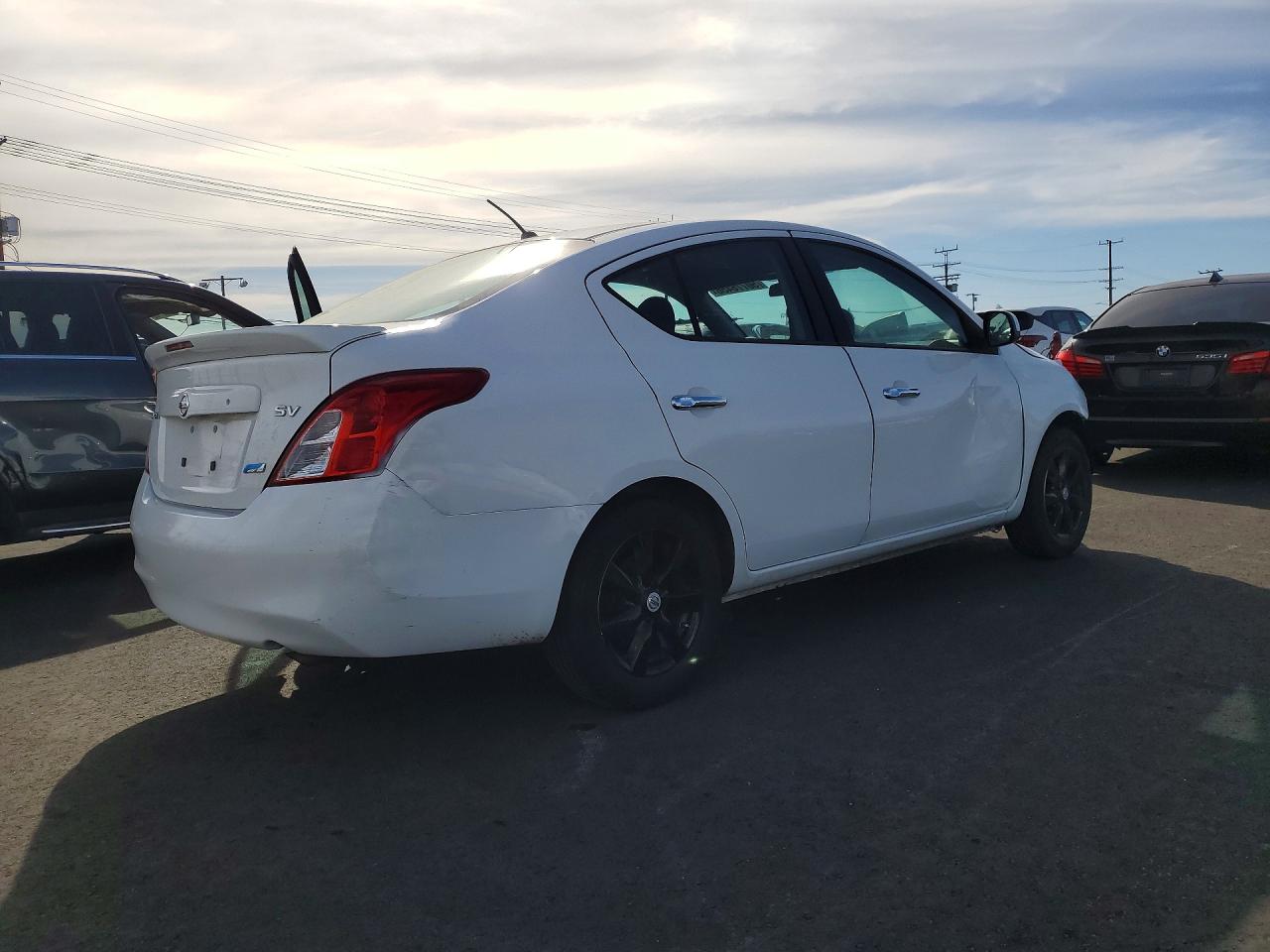 2014 Nissan Versa 1.6 S White vin: 3N1CN7AP9EL827401