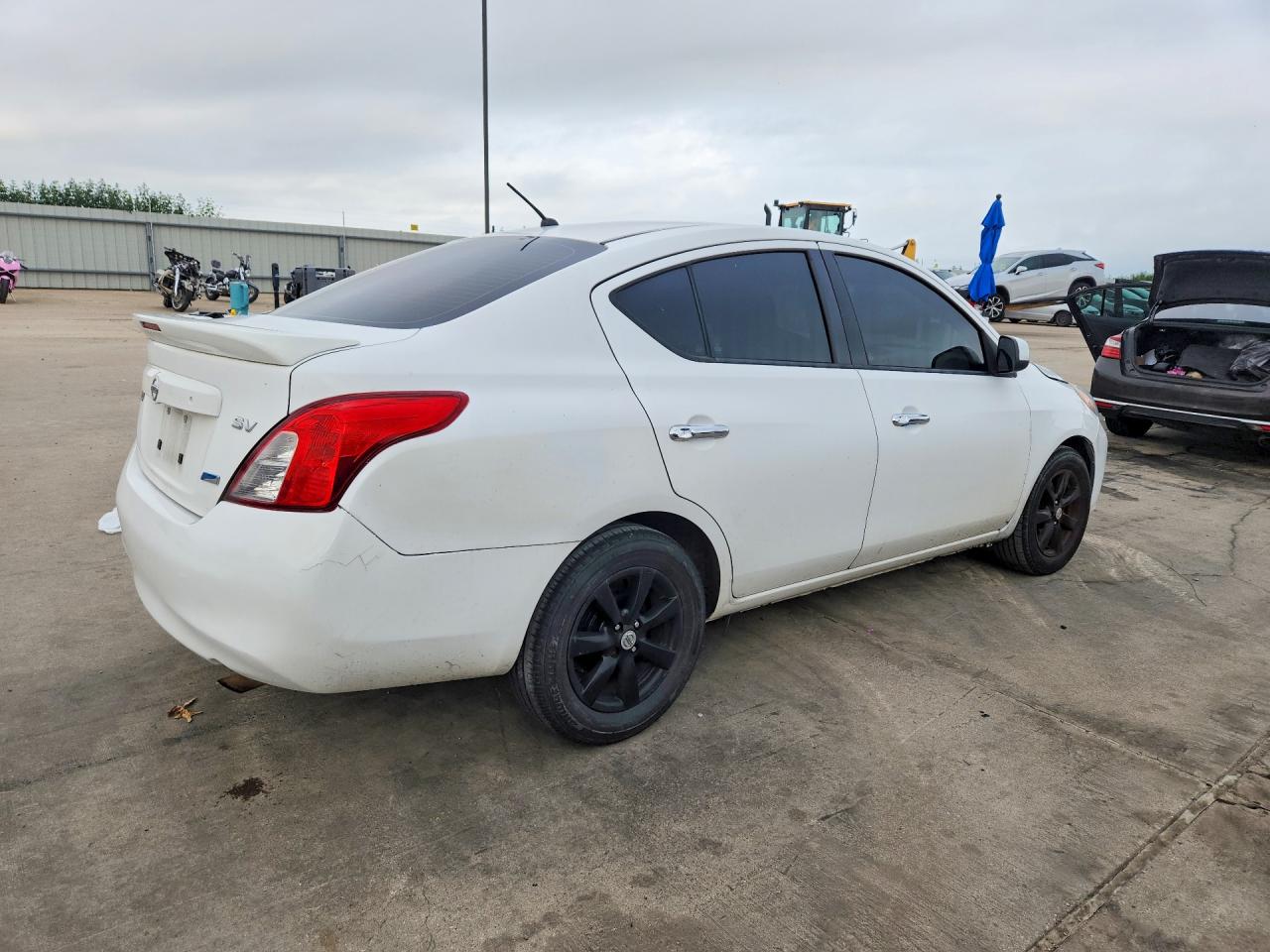 2014 Nissan Versa 1.6 Sv White vin: 3N1CN7AP9EL833747