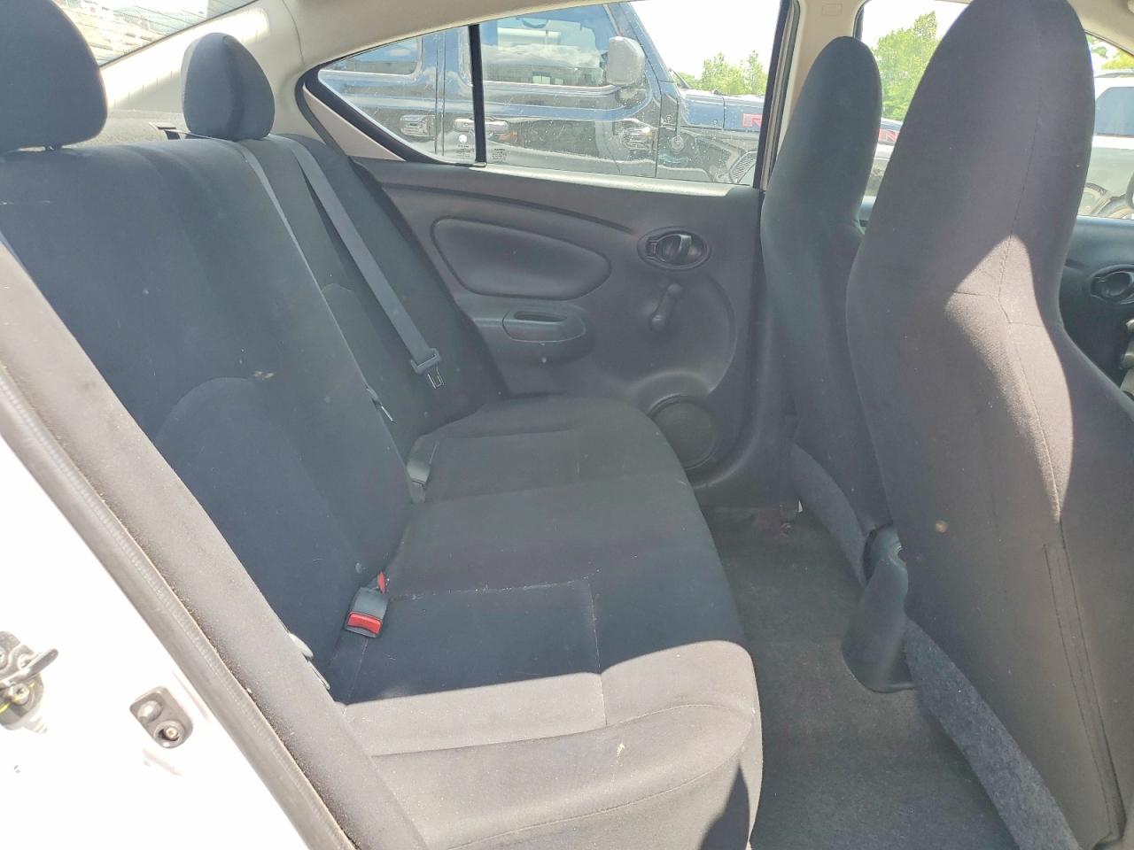 2014 Nissan Versa 1.6 S Silver vin: 3N1CN7AP9EL853156