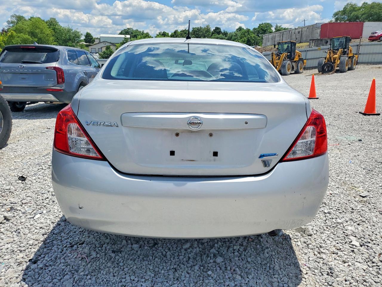 2014 Nissan Versa 1.6 S Silver vin: 3N1CN7AP9EL853156