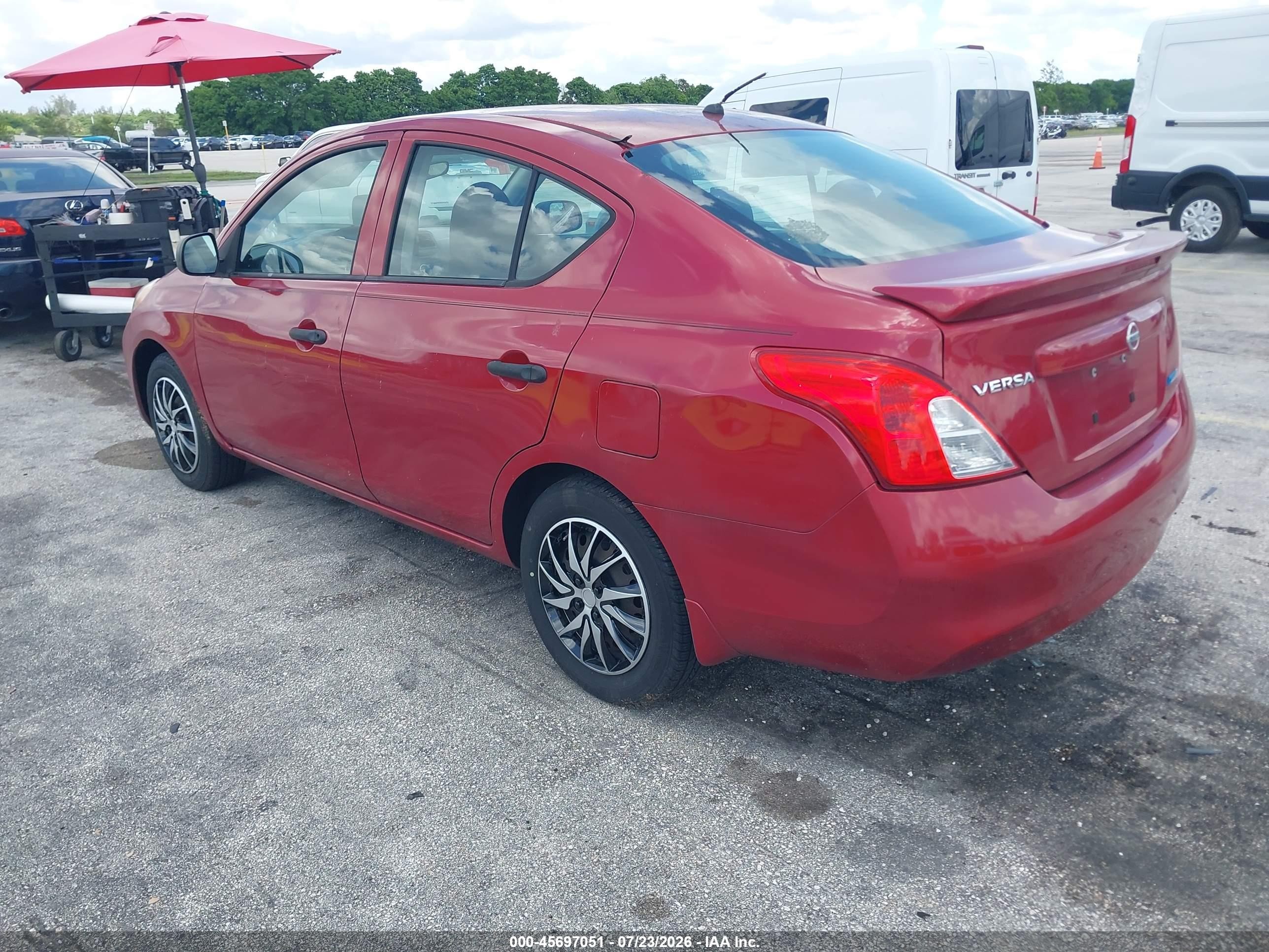 2014 Nissan Versa 1.6 S+ Red vin: 3N1CN7AP9EL860365