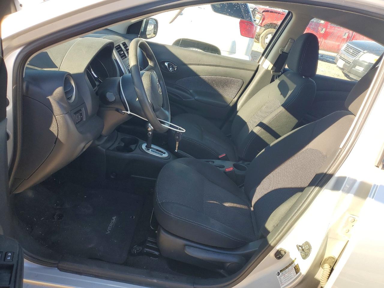 2014 Nissan Versa S Серебряный vin: 3N1CN7AP9EL876923