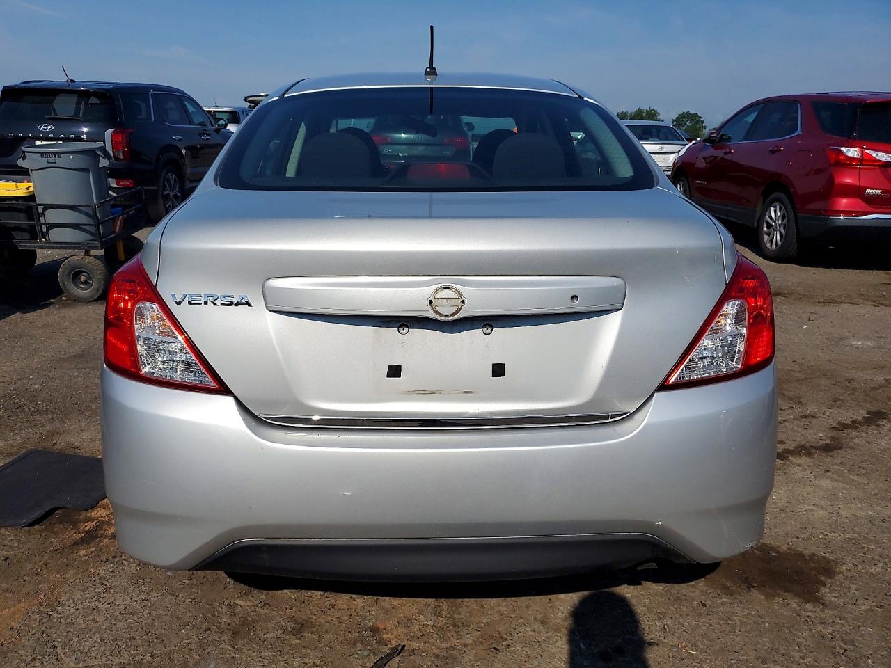 2015 Nissan Versa 1.6 S Silver vin: 3N1CN7AP9FL863672