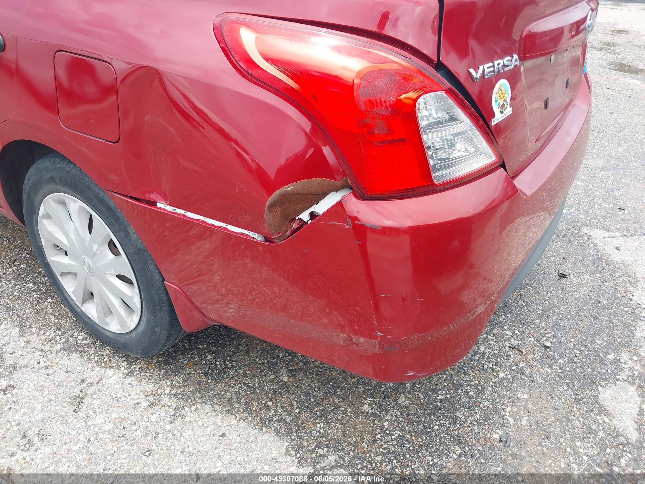 2015 Nissan Versa 1.6 S+ Красный vin: 3N1CN7AP9FL879869