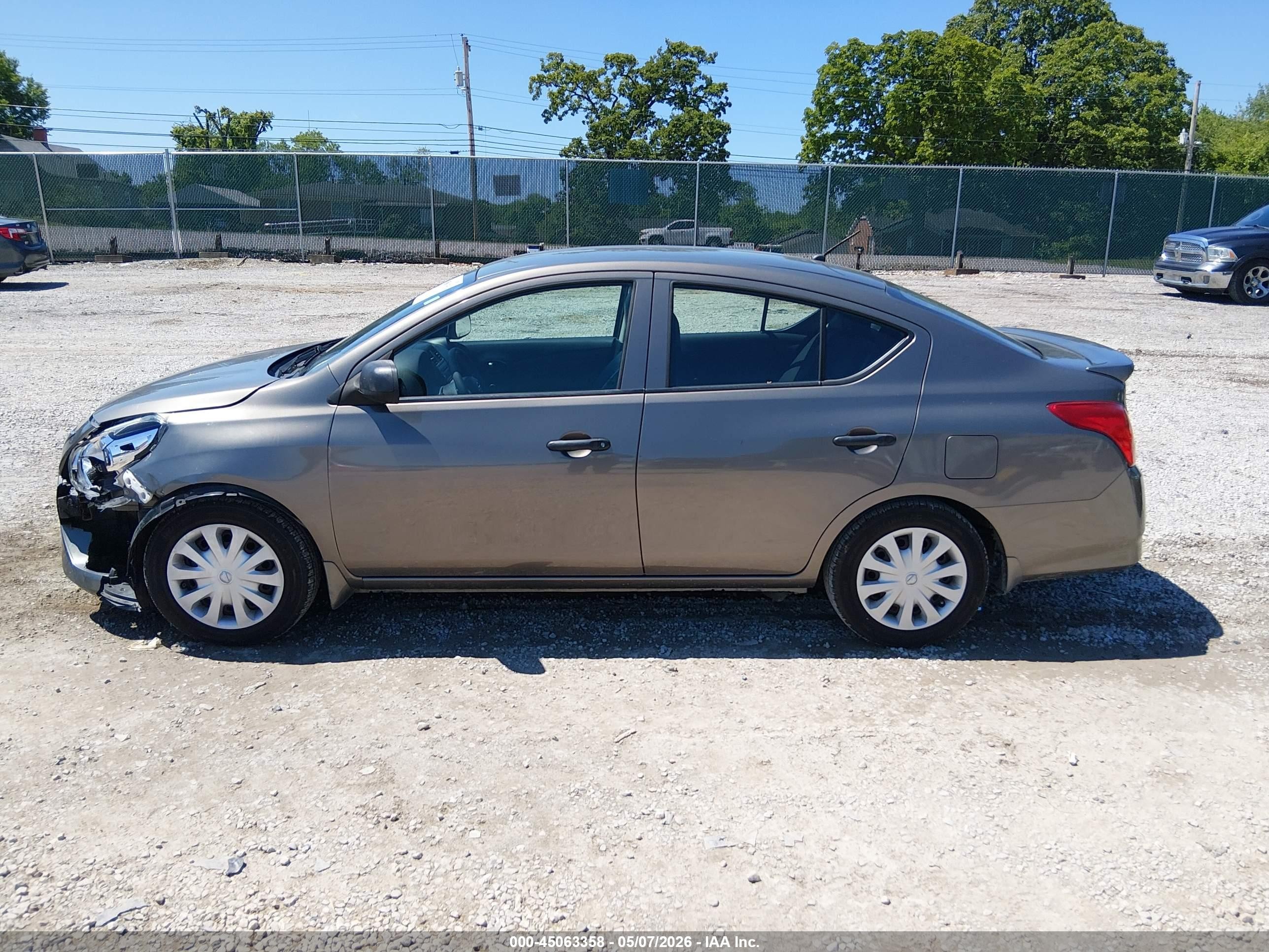 2015 Nissan Versa 1.6 S+ Серый vin: 3N1CN7AP9FL884067