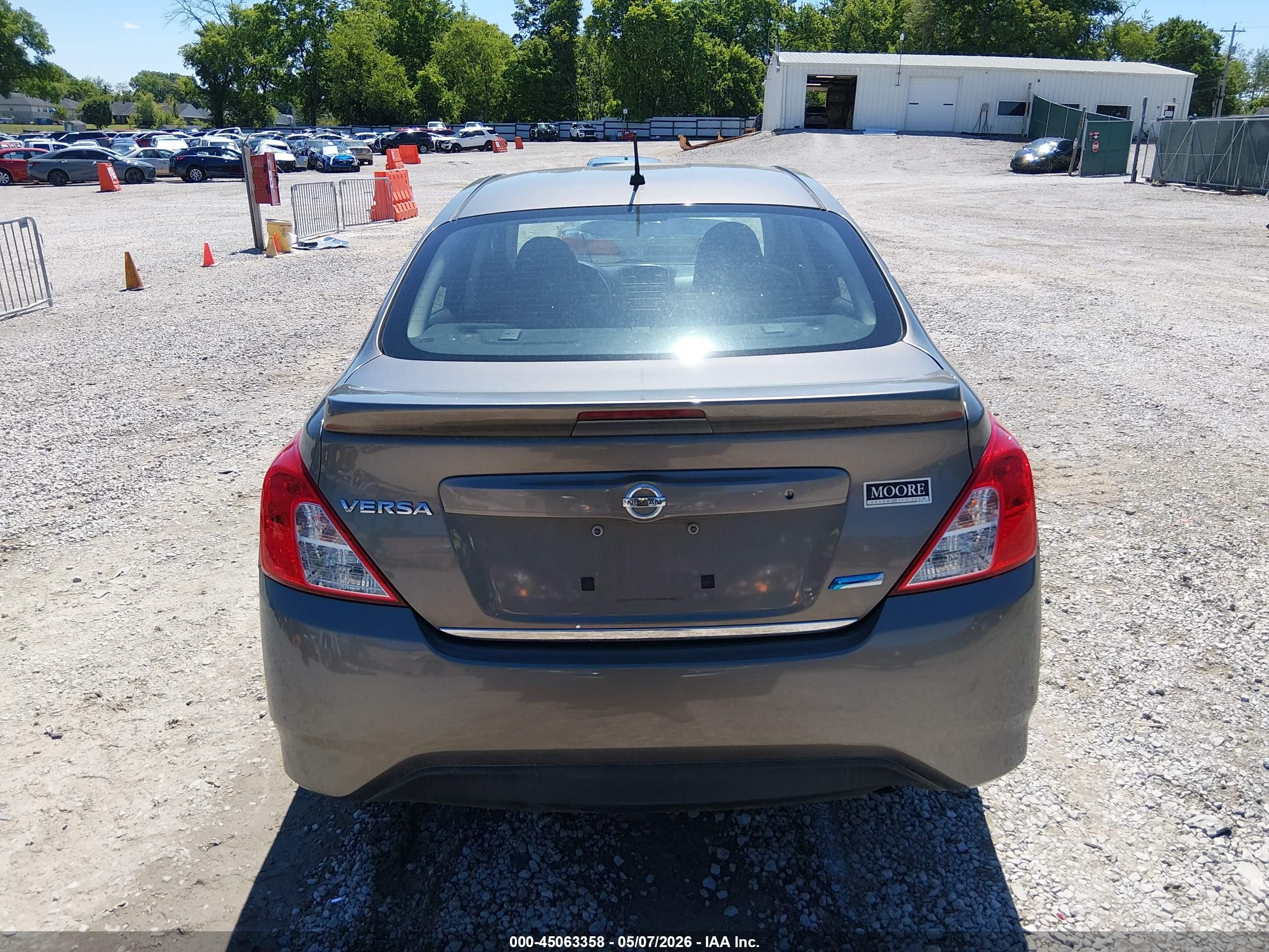 2015 Nissan Versa 1.6 S+ Серый vin: 3N1CN7AP9FL884067