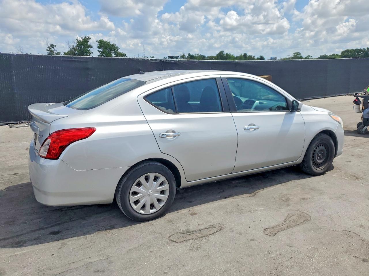 2015 Nissan Versa 1.6 Sv Silver vin: 3N1CN7AP9FL926544