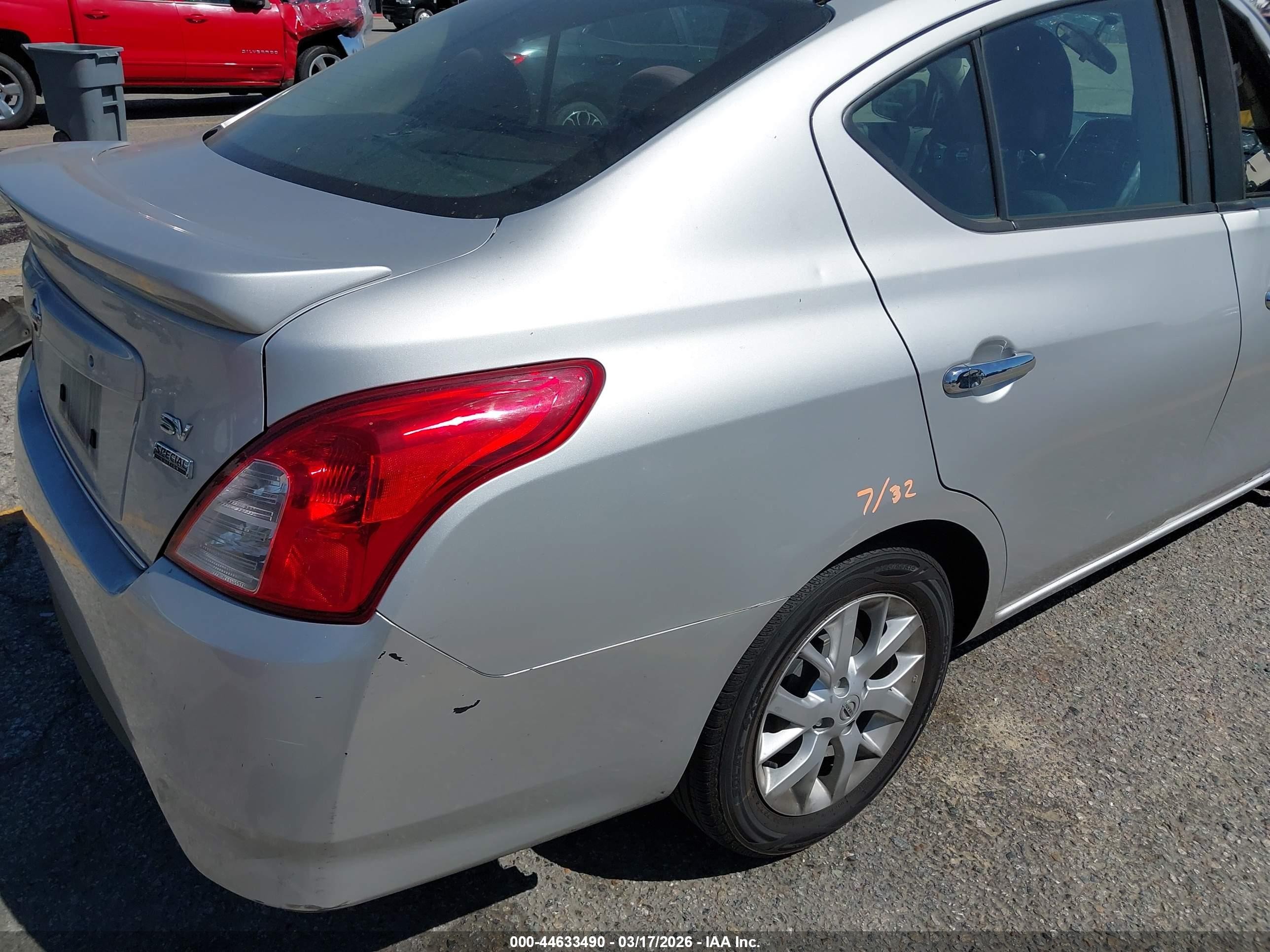 2017 Nissan Versa 1.6 Sv Silver vin: 3N1CN7AP9HL844087